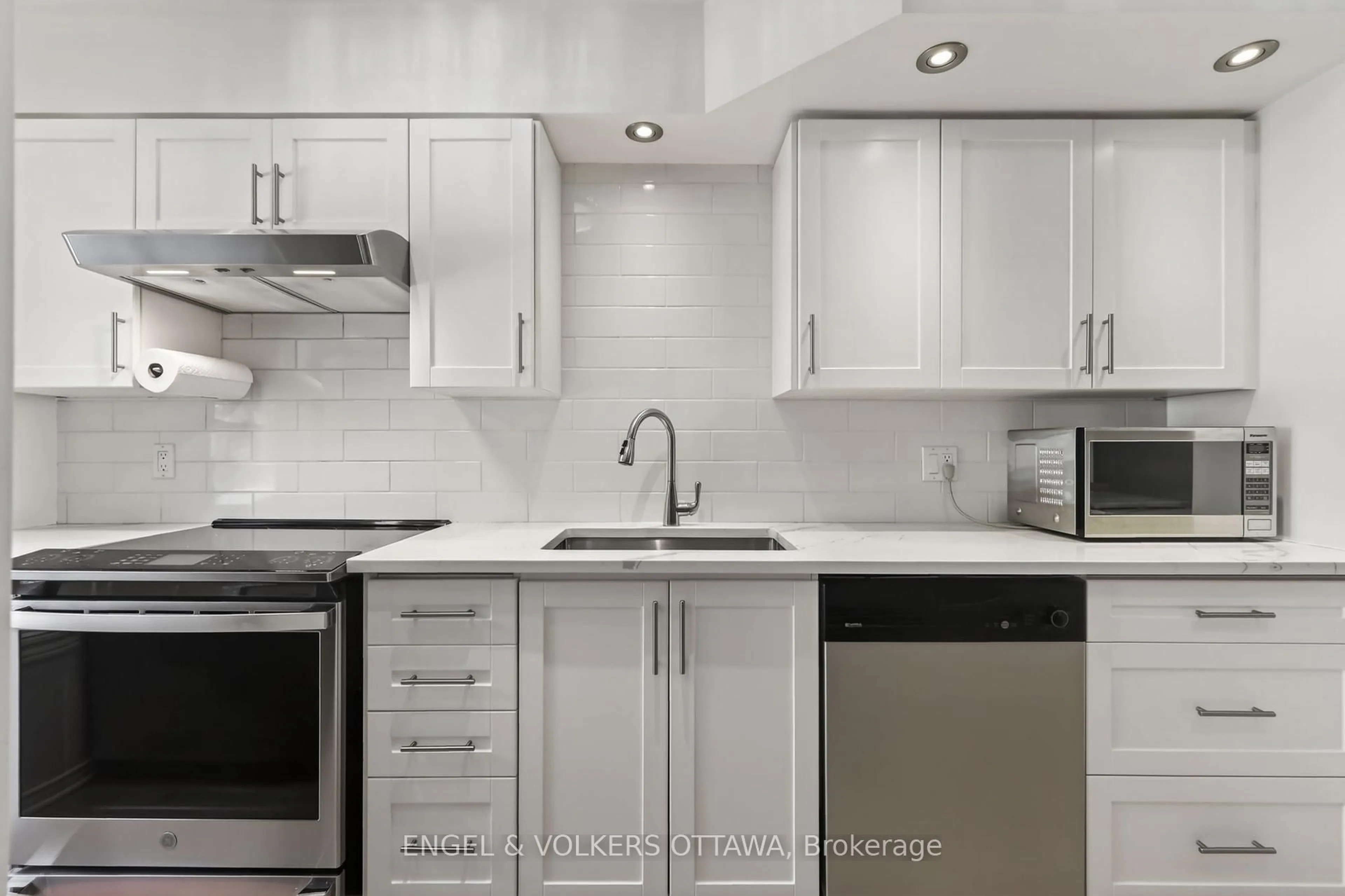 Standard kitchen, ceramic/tile floor for 90B Templeton St, Ottawa Ontario K1N 6X3