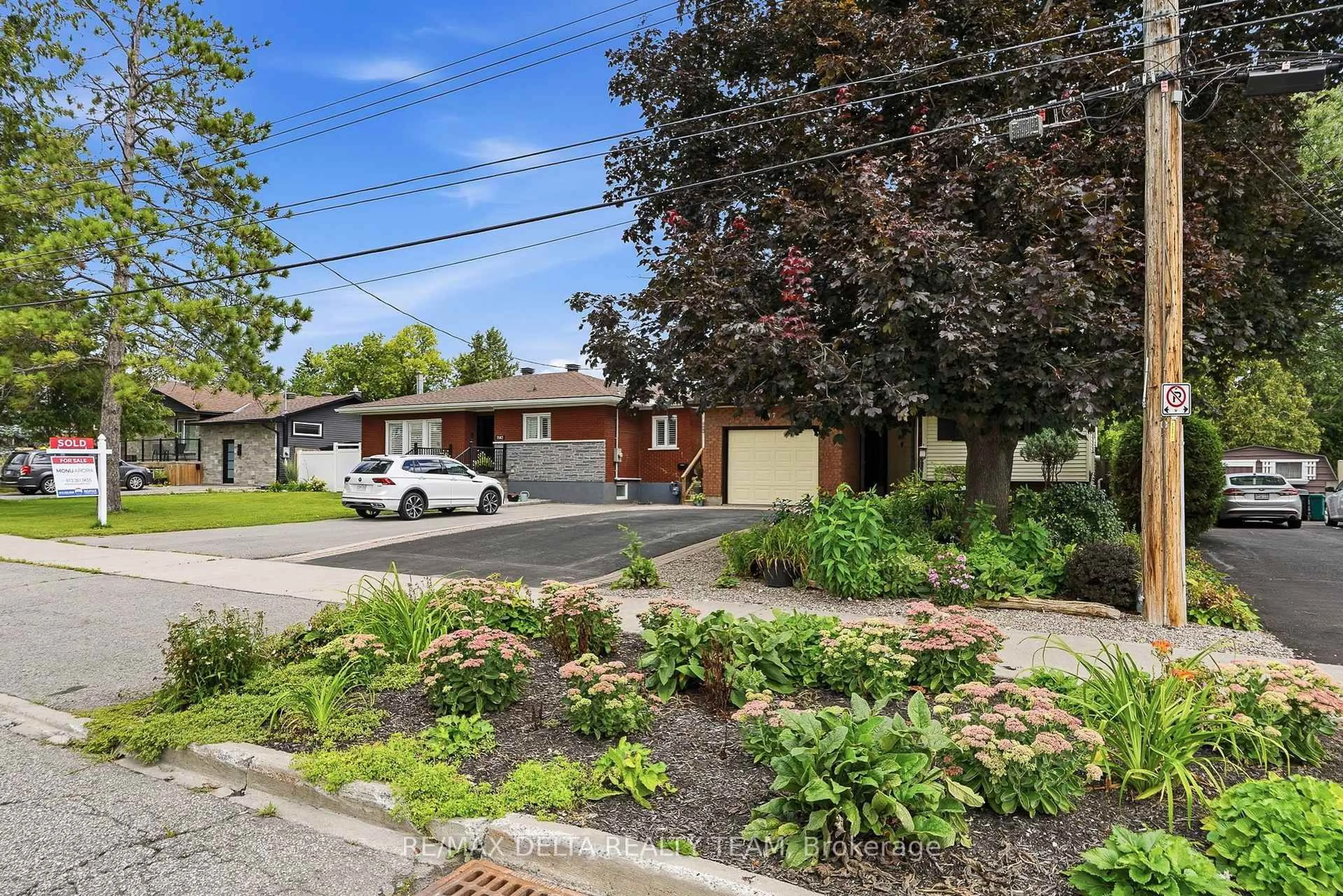 A pic from outside/outdoor area/front of a property/back of a property/a pic from drone, street for 1587 Maxime St, Ottawa Ontario K1B 3K9