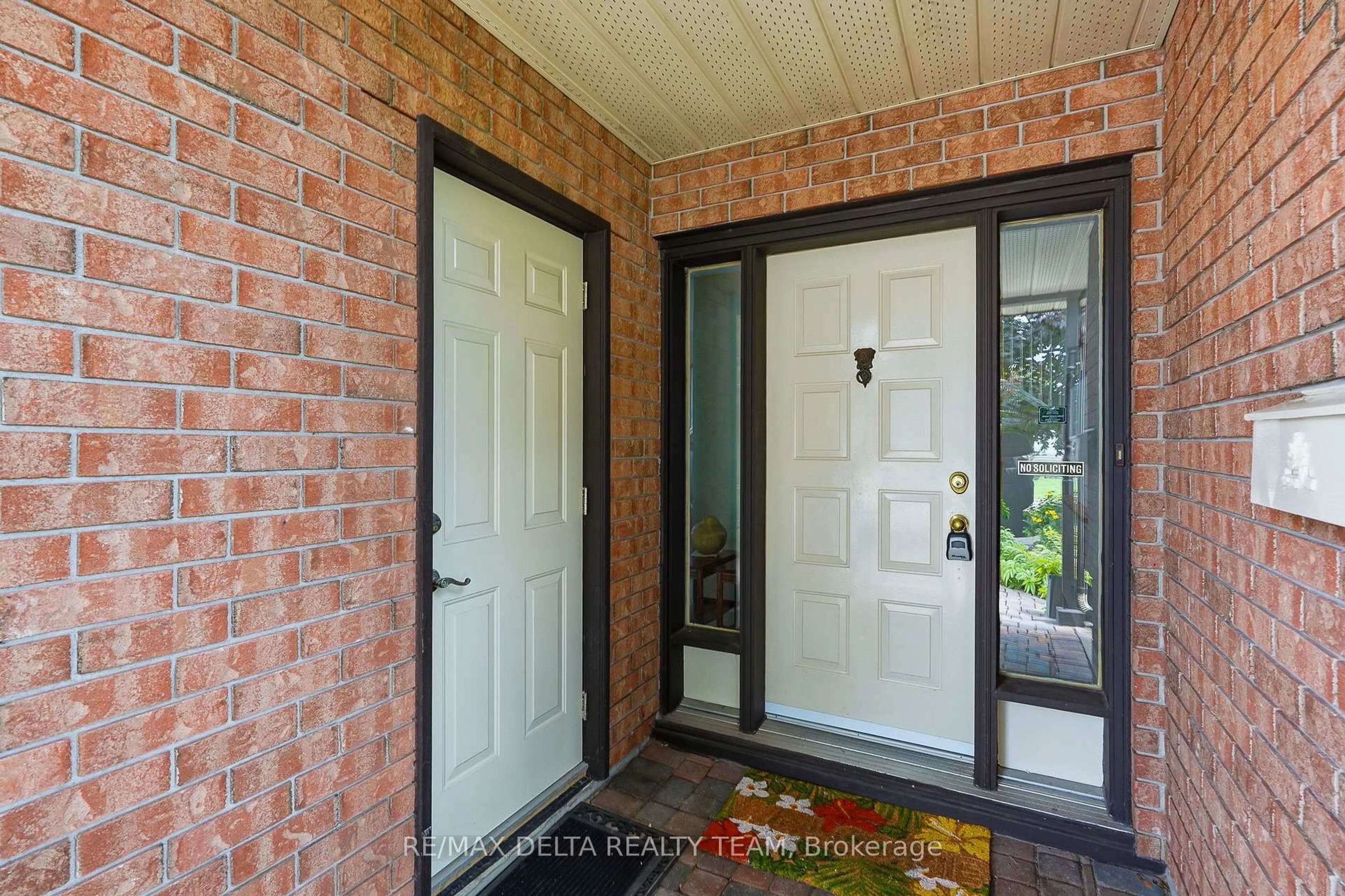 Indoor entryway for 1587 Maxime St, Ottawa Ontario K1B 3K9