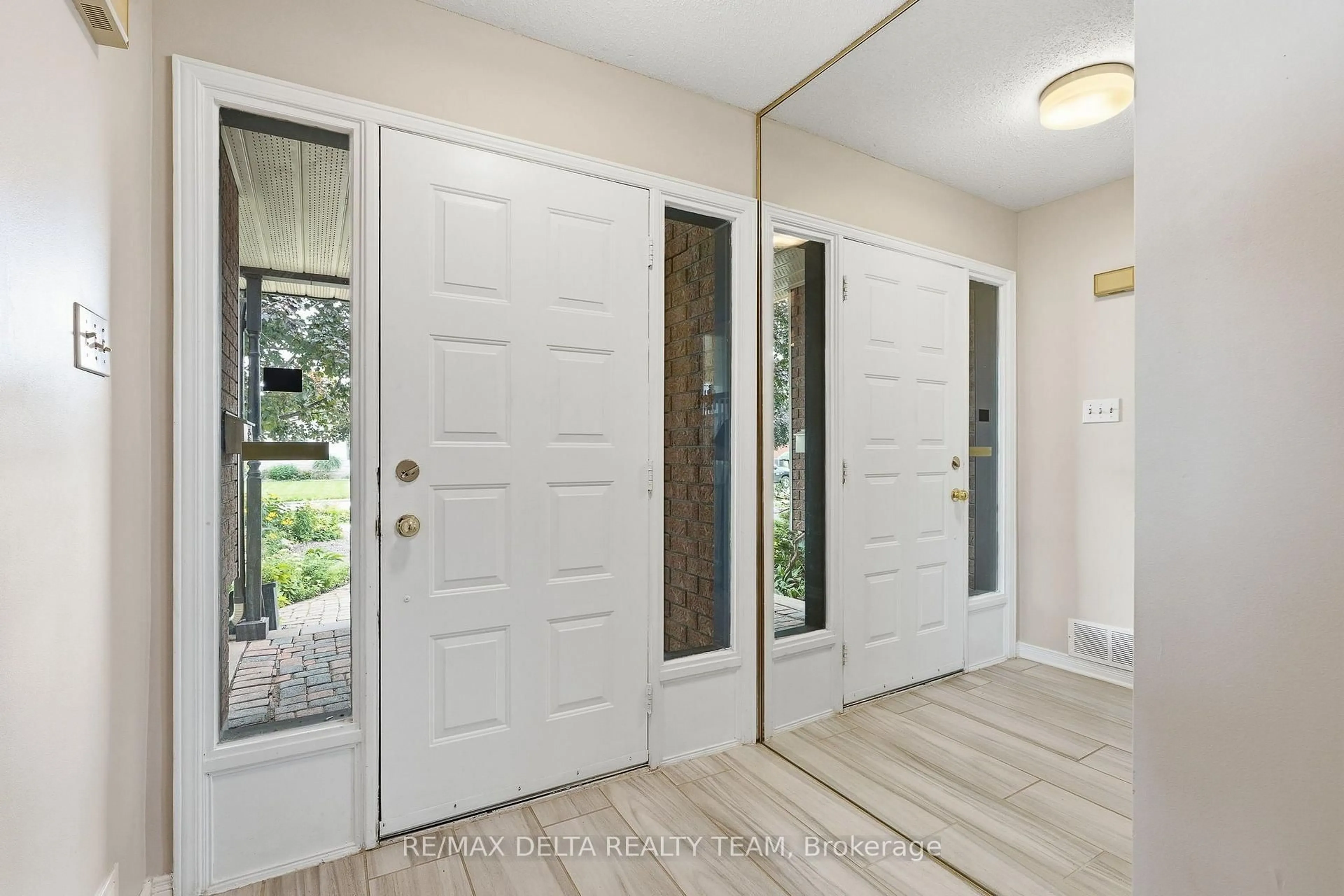 Indoor entryway for 1587 Maxime St, Ottawa Ontario K1B 3K9