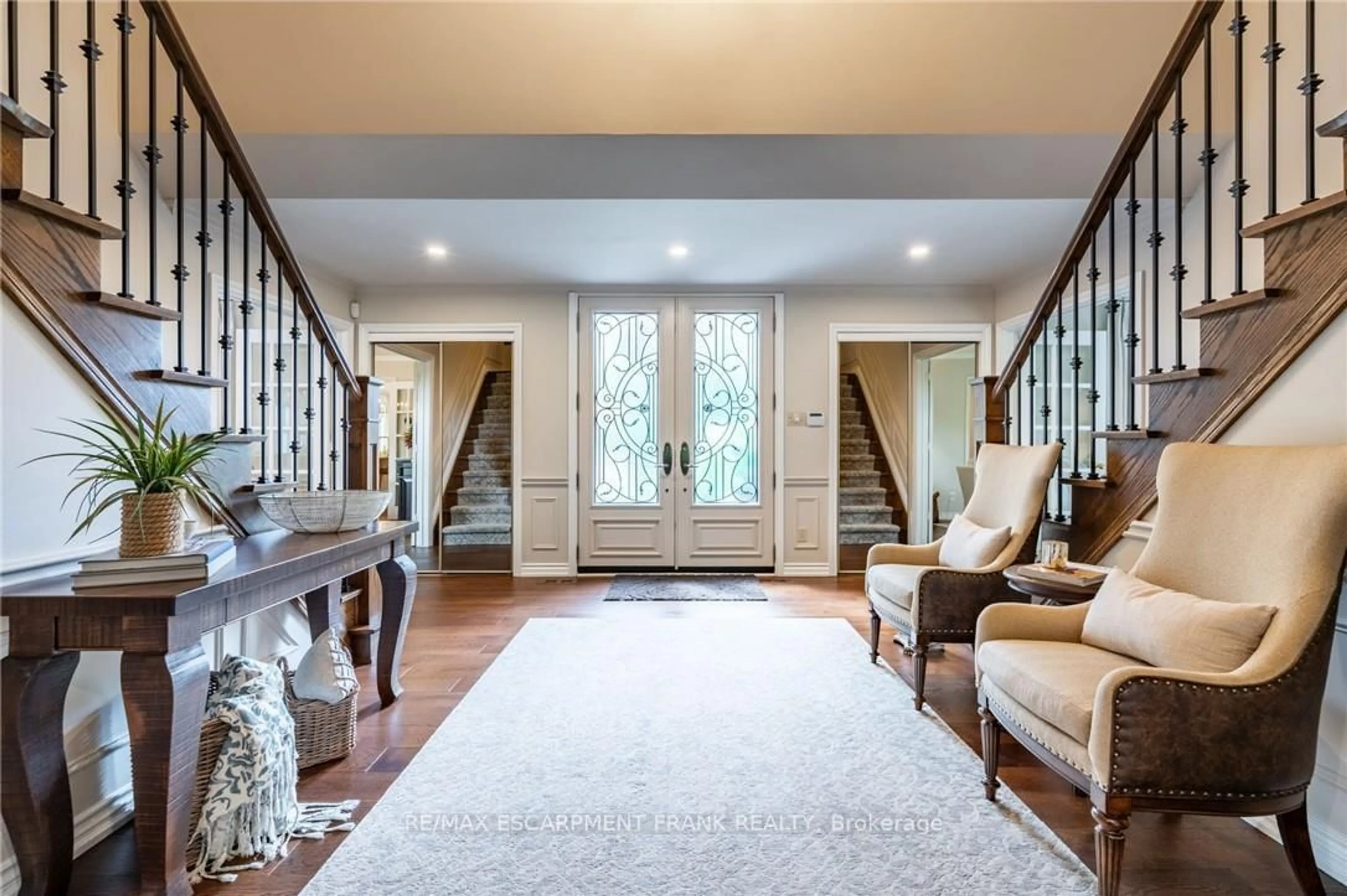 Indoor entryway for 45 Peppertree Cres, Hamilton Ontario L9G 4L8