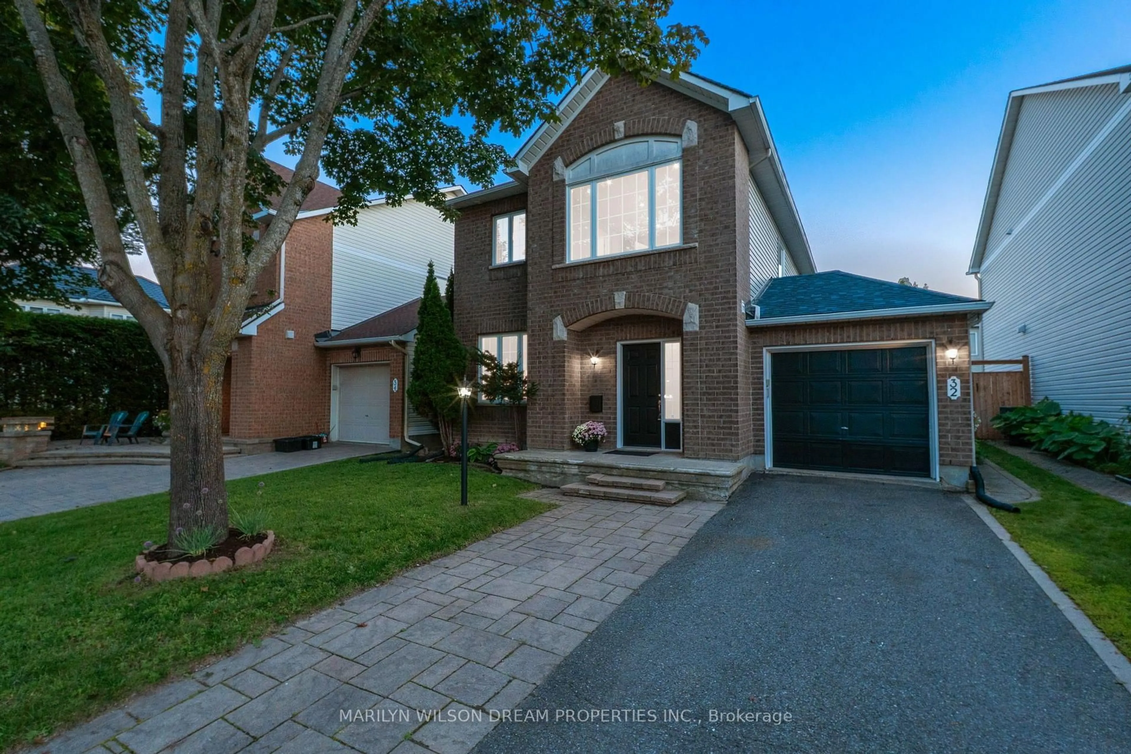 A pic from outside/outdoor area/front of a property/back of a property/a pic from drone, street for 32 Valencia St, Ottawa Ontario K2G 6T1
