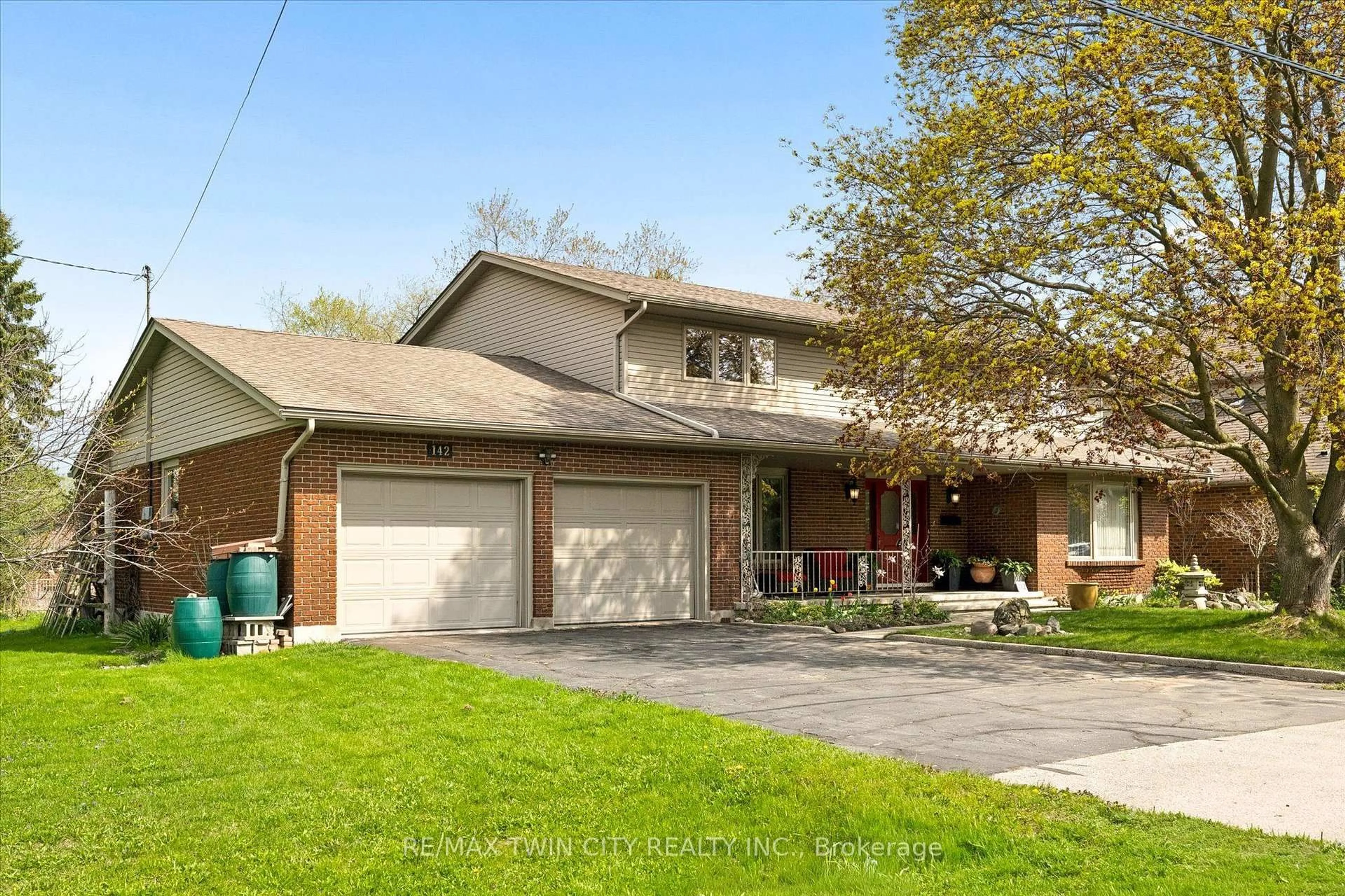 Home with brick exterior material, street for 142 Carson Dr, Kitchener Ontario N2B 2Z2