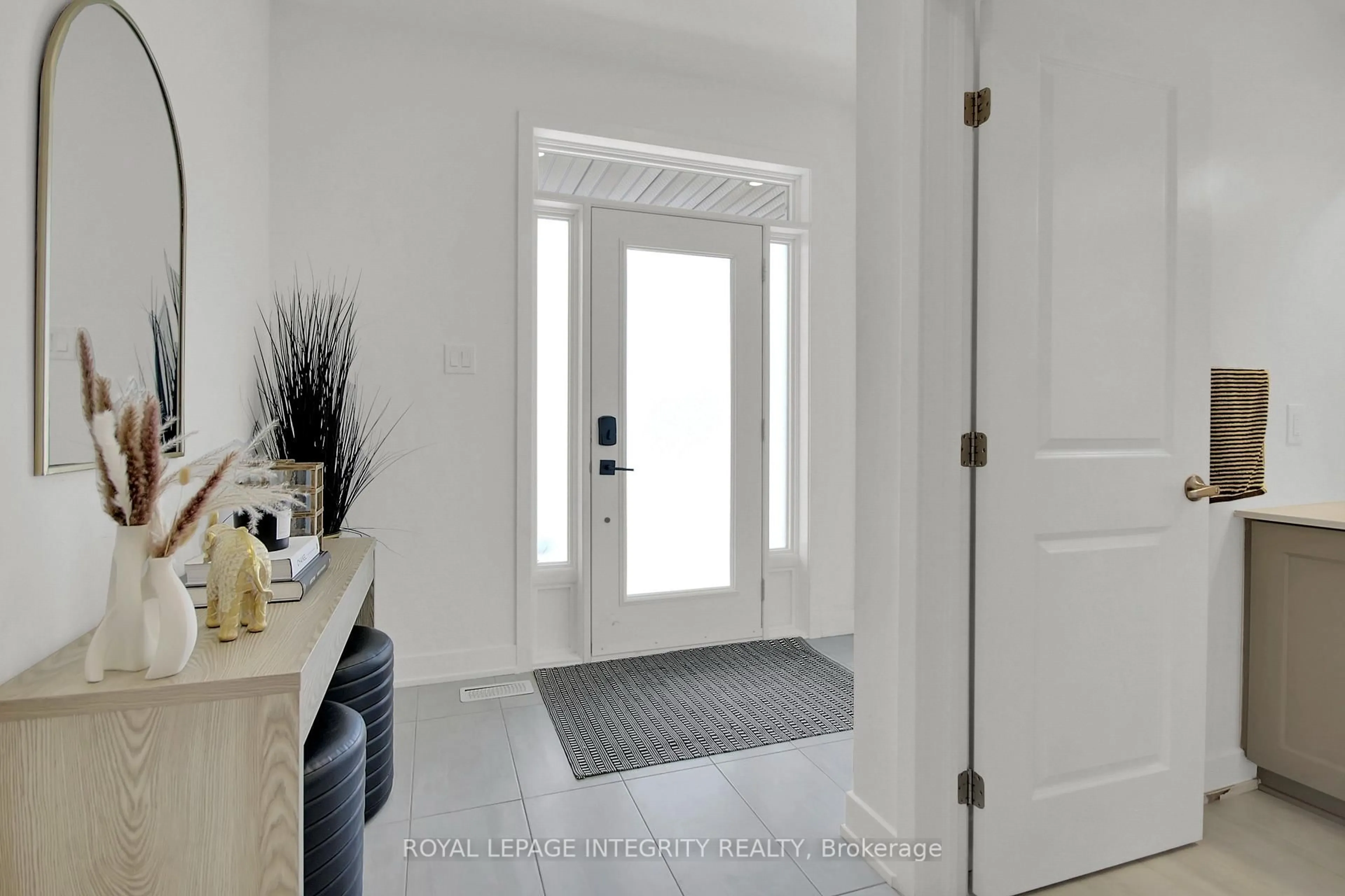 Indoor entryway for 201 Reisling Way, Ottawa Ontario K1T 0X1