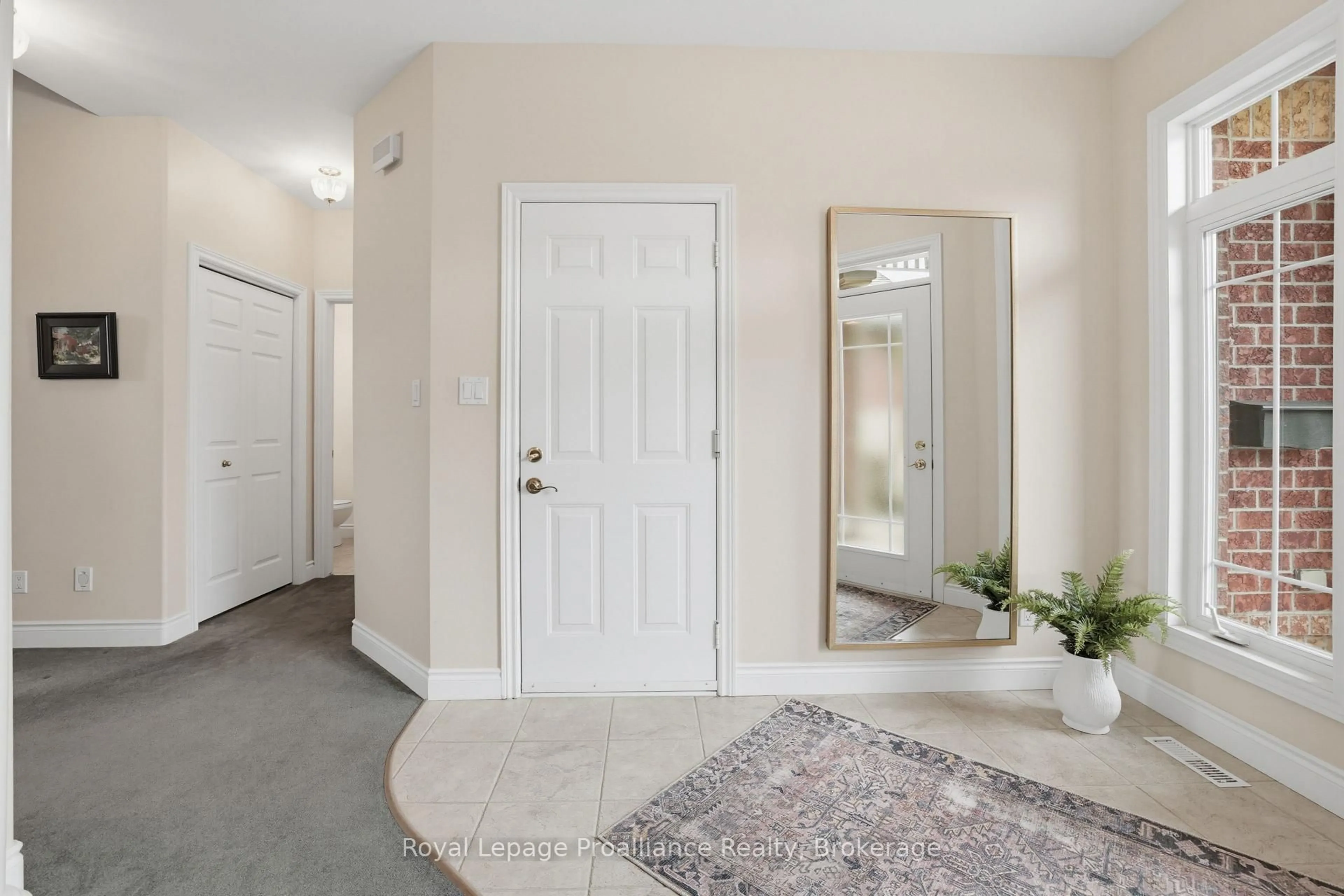 Indoor entryway for 355 Dundas St #17, Belleville Ontario K8P 1B3