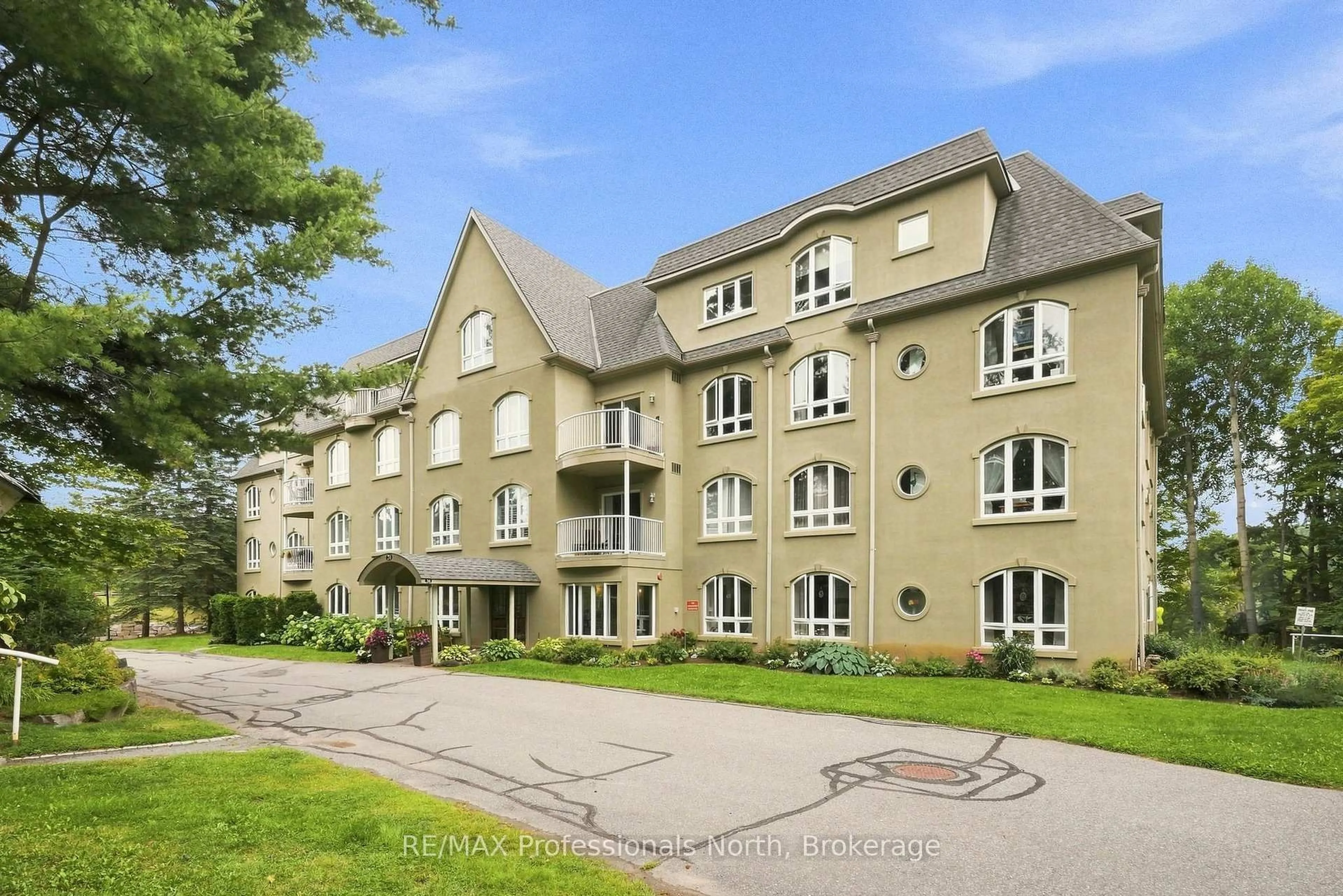A pic from outside/outdoor area/front of a property/back of a property/a pic from drone, building for 31 Dairy Lane #306, Huntsville Ontario P1H 2L7