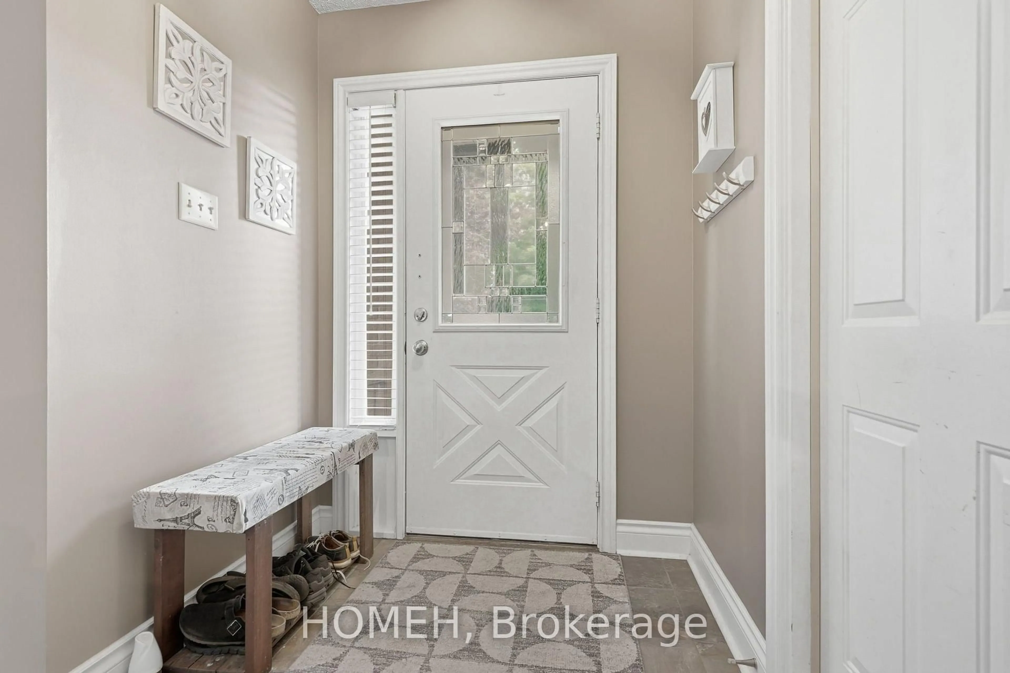 Indoor entryway for 31 Karsh Cres, Hamilton Ontario L0R 2H5