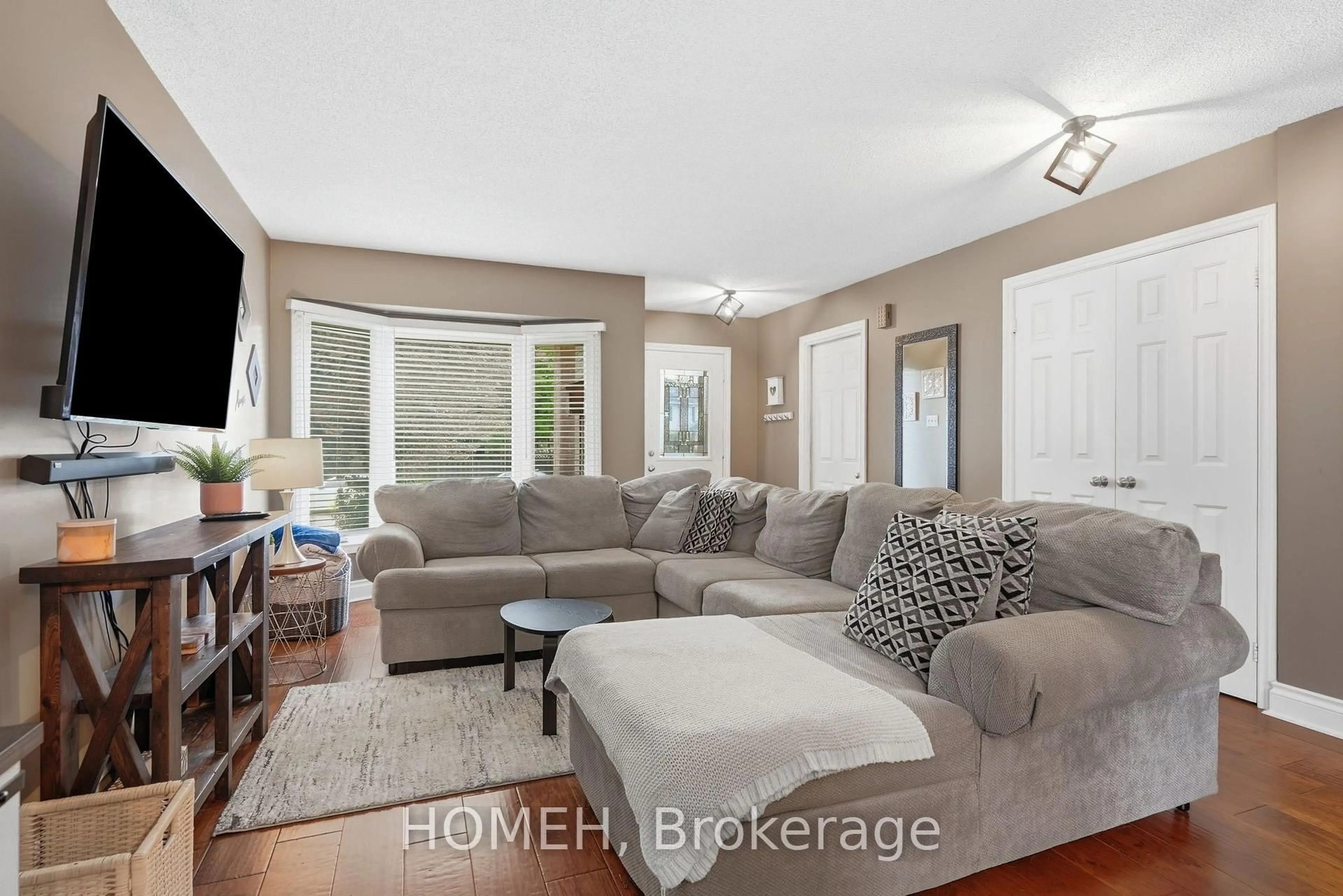 Living room with furniture, unknown for 31 Karsh Cres, Hamilton Ontario L0R 2H5