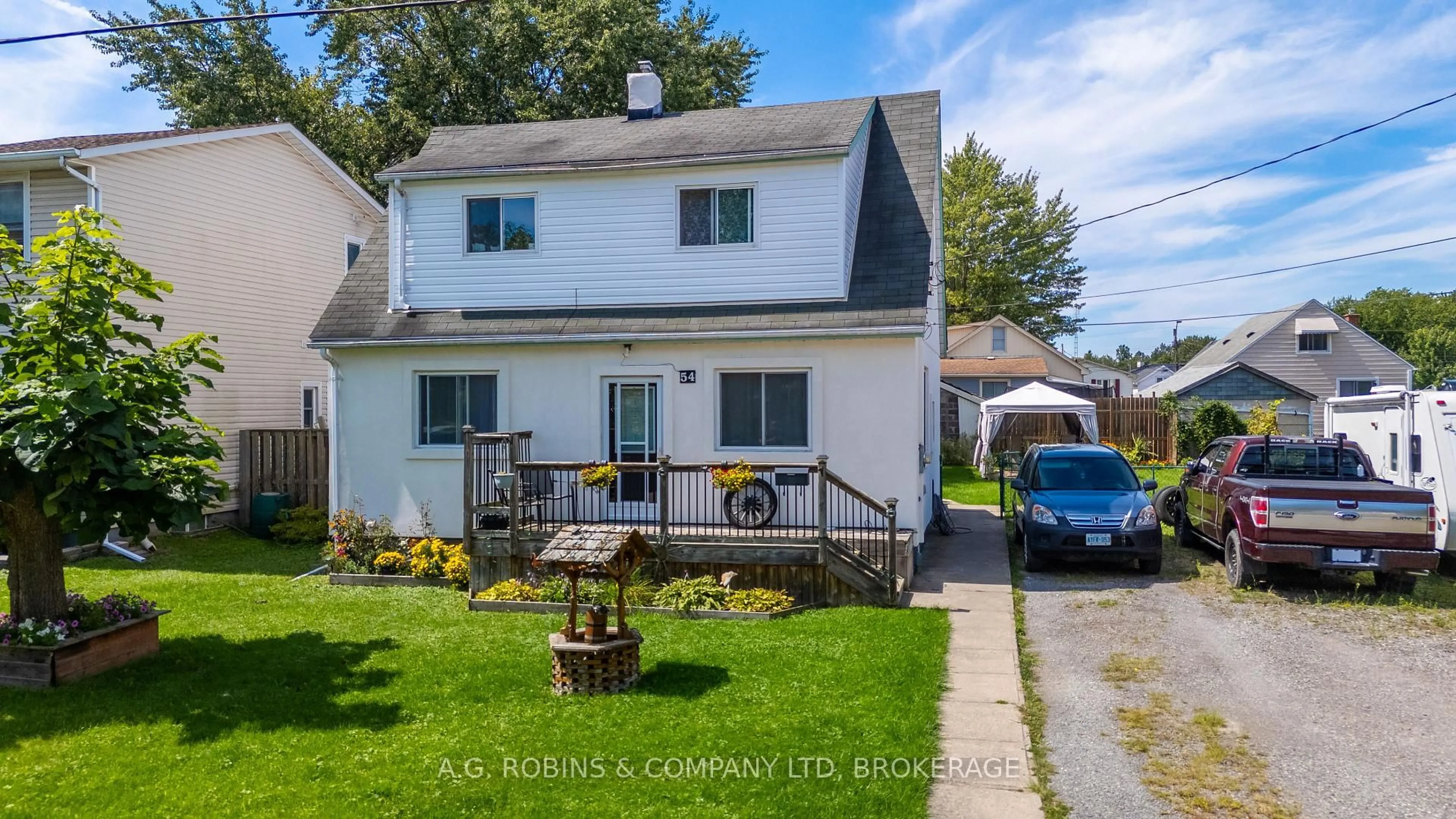 A pic from outside/outdoor area/front of a property/back of a property/a pic from drone, street for 54 Clifford Ave, Welland Ontario L3C 2G1