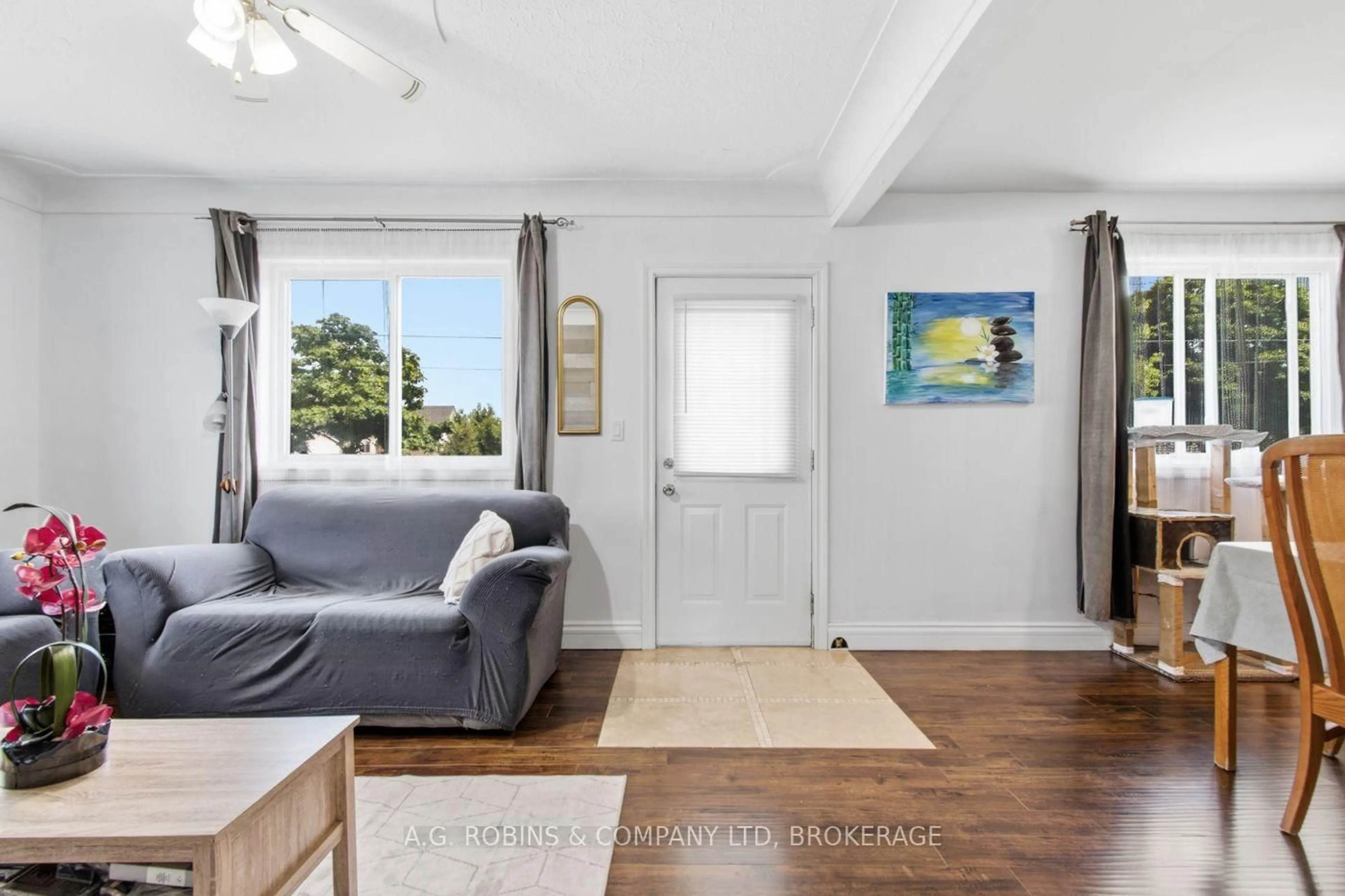 Living room with furniture, wood/laminate floor for 54 Clifford Ave, Welland Ontario L3C 2G1