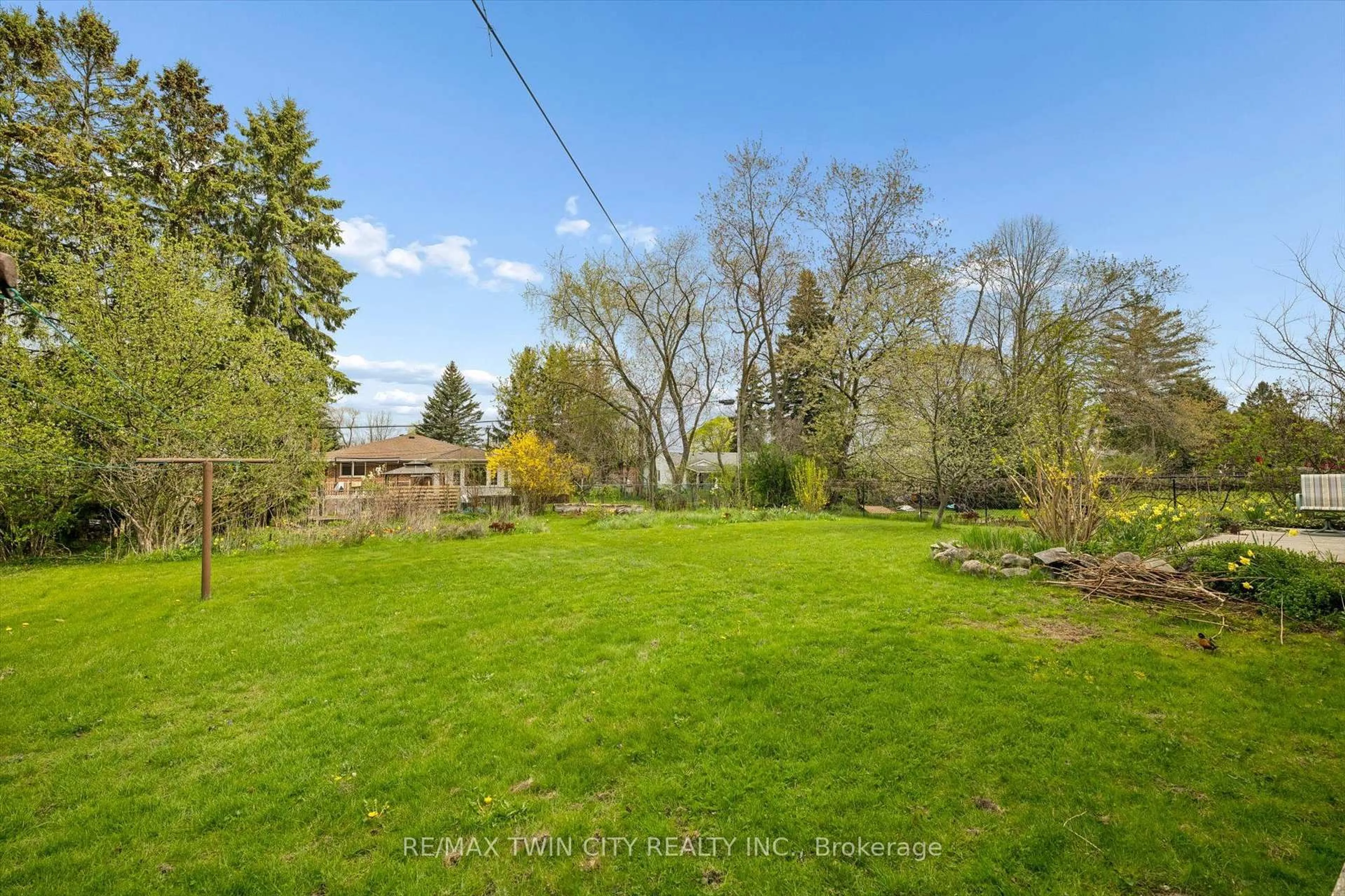 A pic from outside/outdoor area/front of a property/back of a property/a pic from drone, water/lake/river/ocean view for 146 Carson Dr, Kitchener Ontario N2B 2Z2