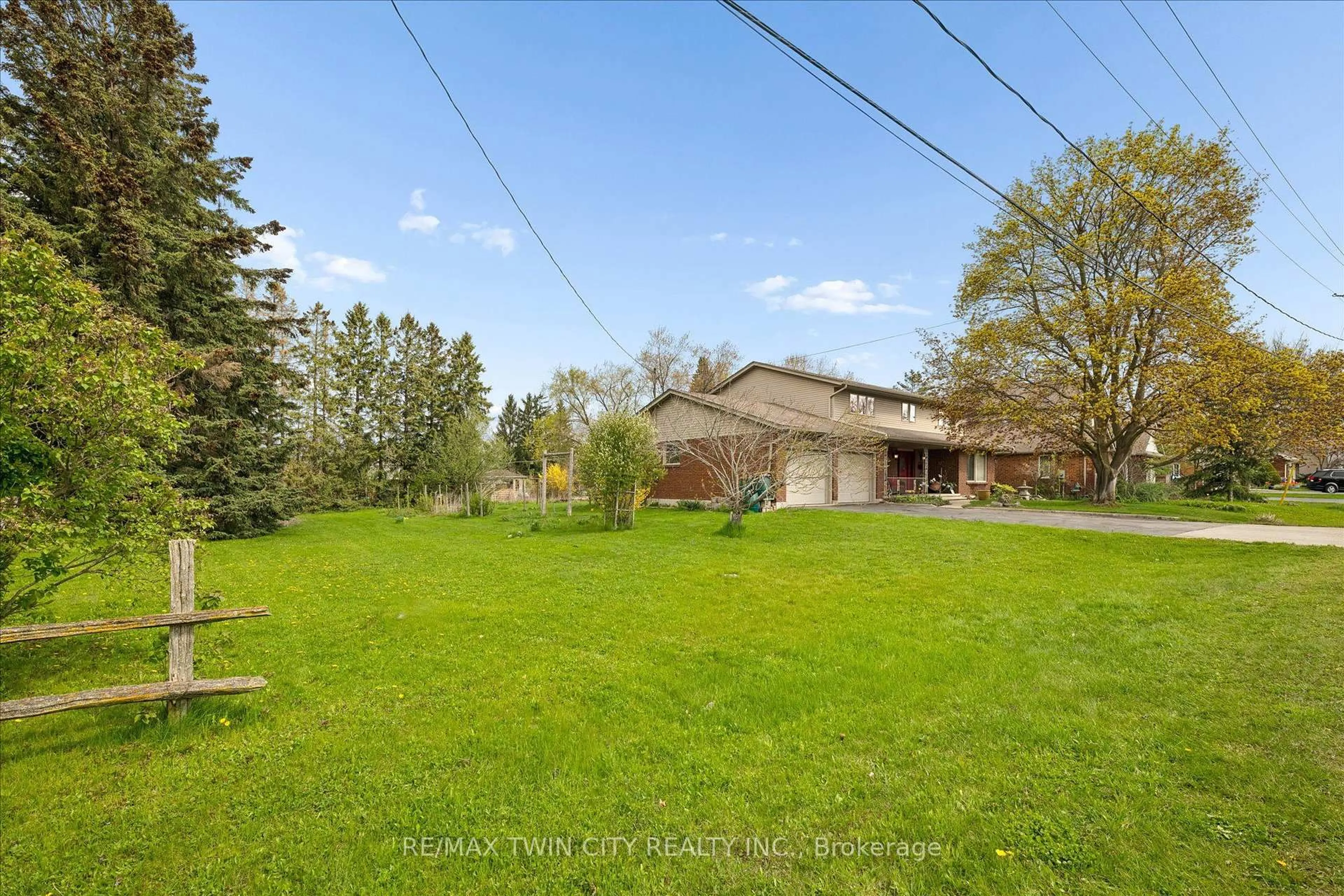 A pic from outside/outdoor area/front of a property/back of a property/a pic from drone, unknown for 146 Carson Dr, Kitchener Ontario N2B 2Z2