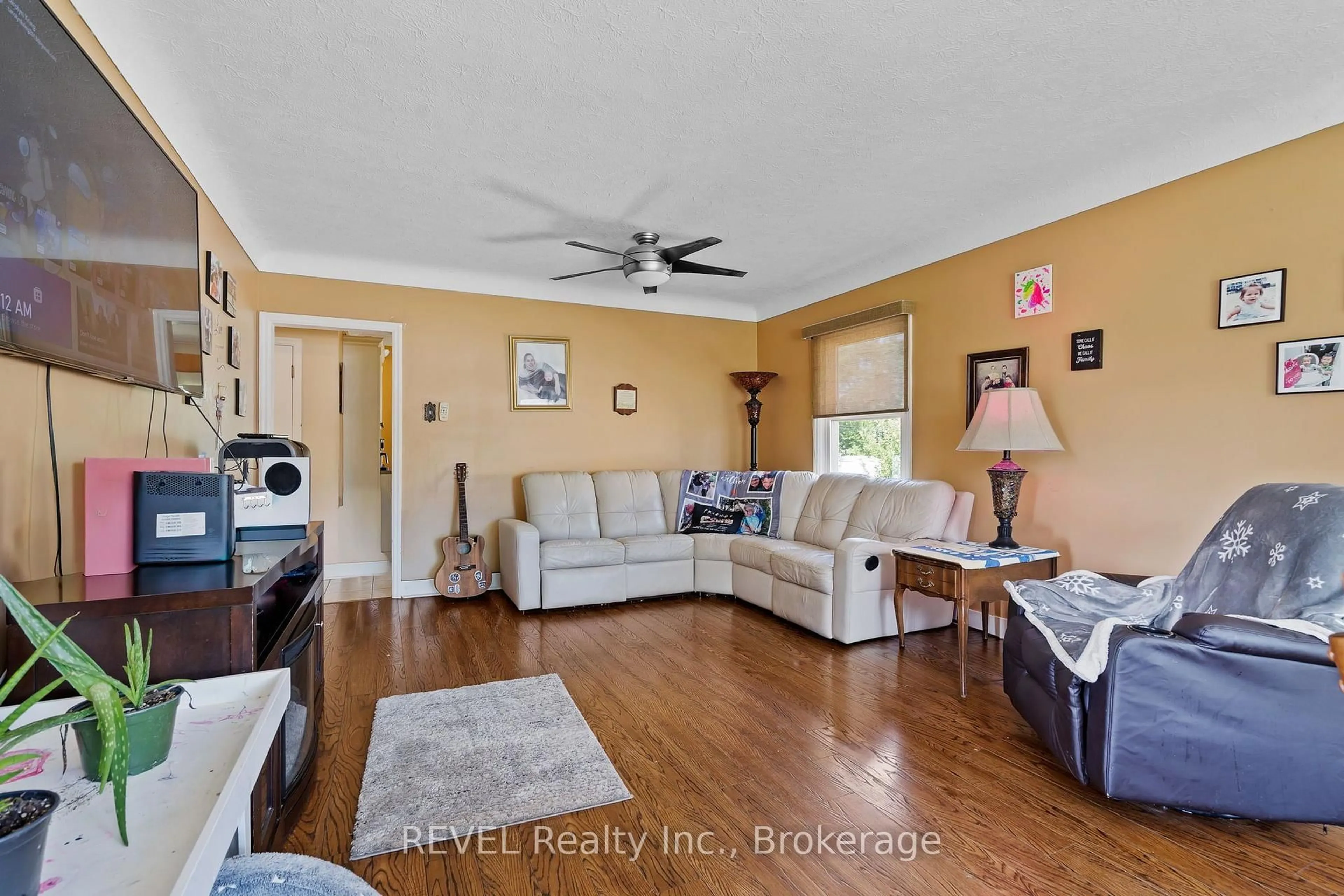 Living room with furniture, unknown for 15 Duncan Dr, St. Catharines Ontario L2N 3N8