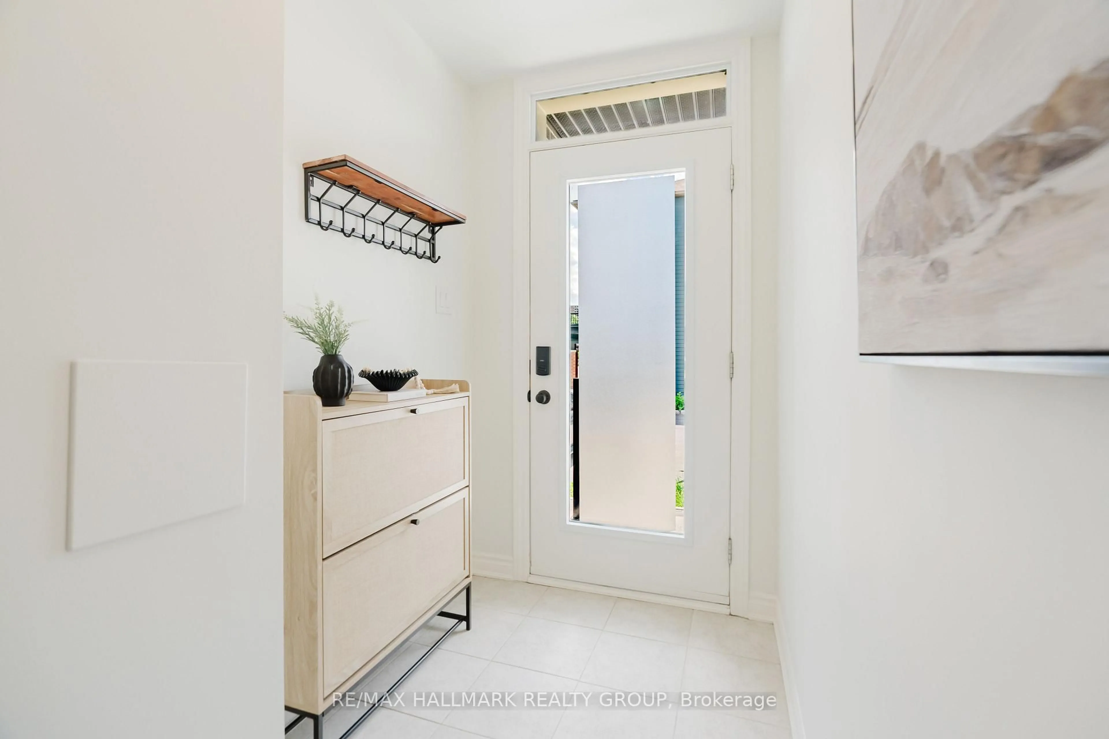 Indoor entryway for 583 Takamose Private #217, Ottawa Ontario K1K 4Z4