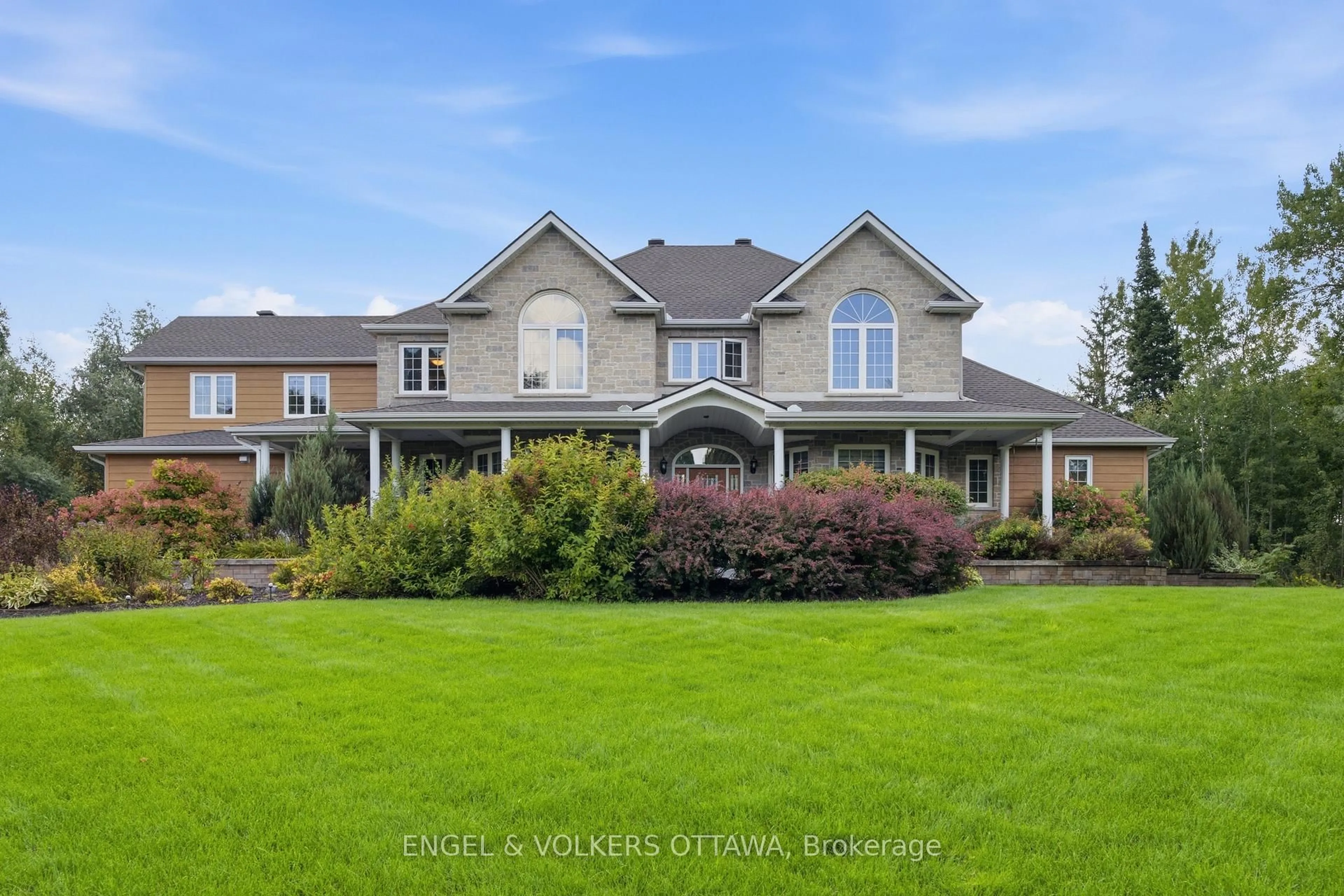 A pic from outside/outdoor area/front of a property/back of a property/a pic from drone, unknown for 6622 Blossom Trail Dr, Ottawa Ontario K4P 1R5