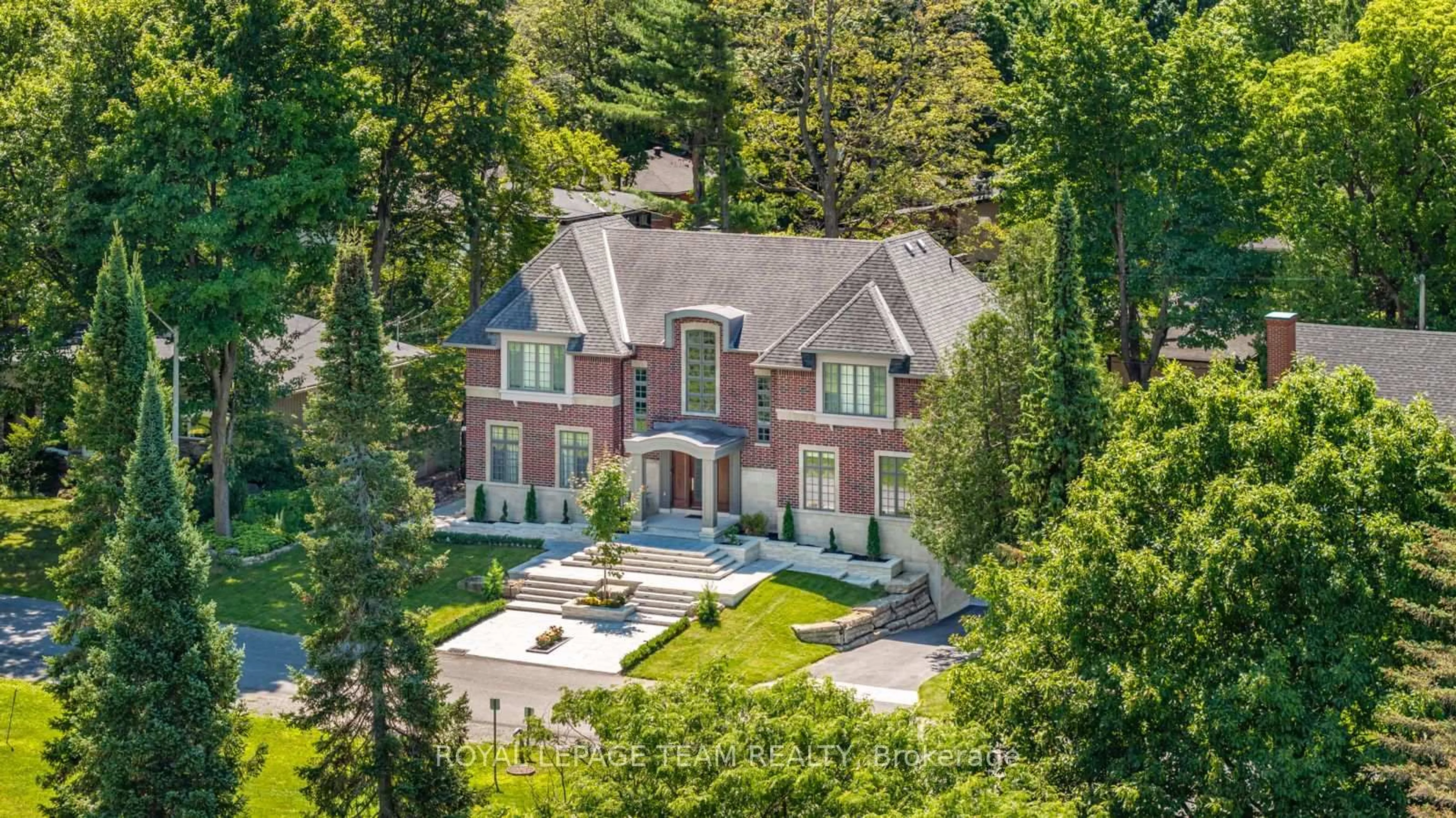 A pic from outside/outdoor area/front of a property/back of a property/a pic from drone, street for 250 Sandridge Rd, Ottawa Ontario K1L 5A2