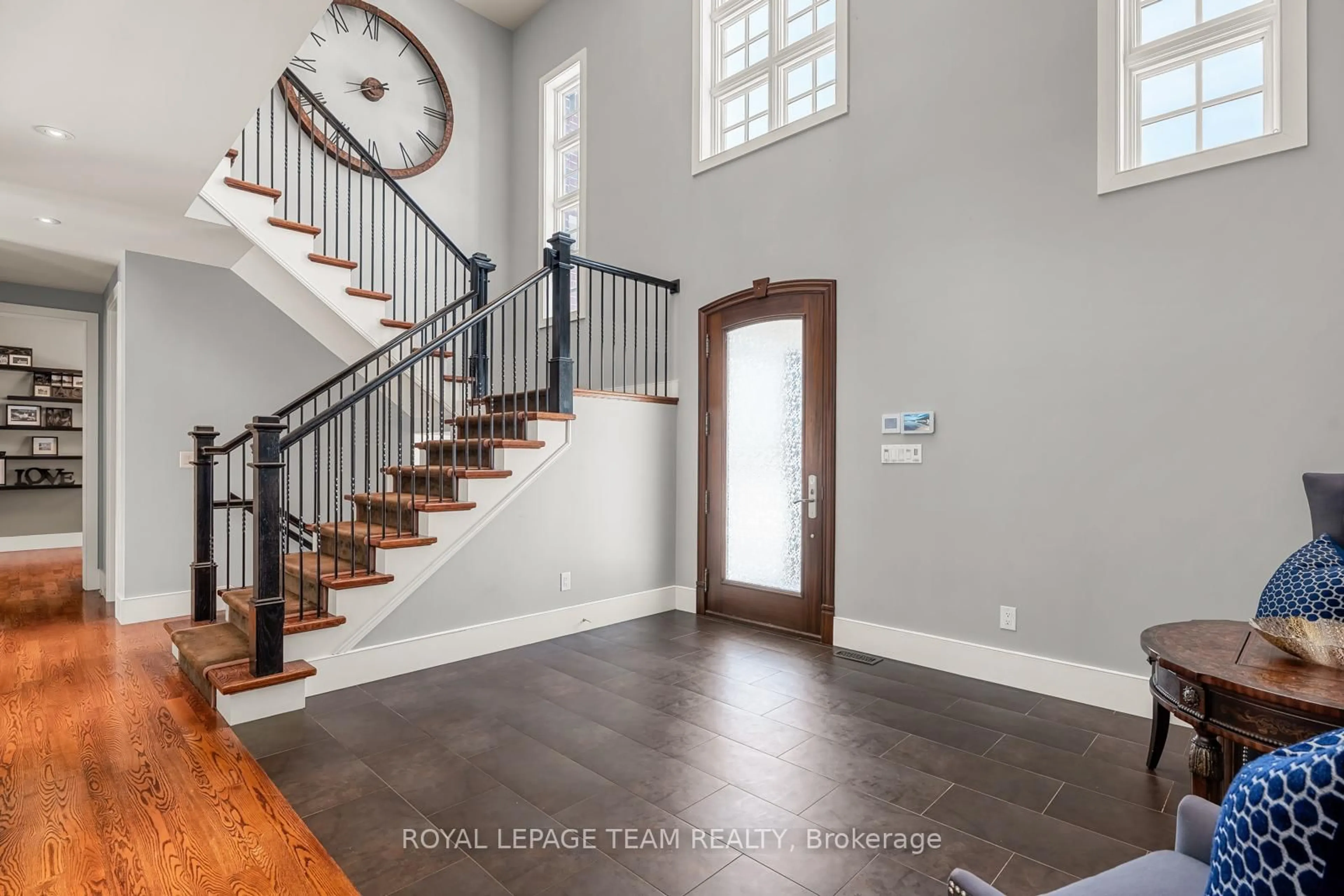 Indoor entryway for 250 Sandridge Rd, Ottawa Ontario K1L 5A2