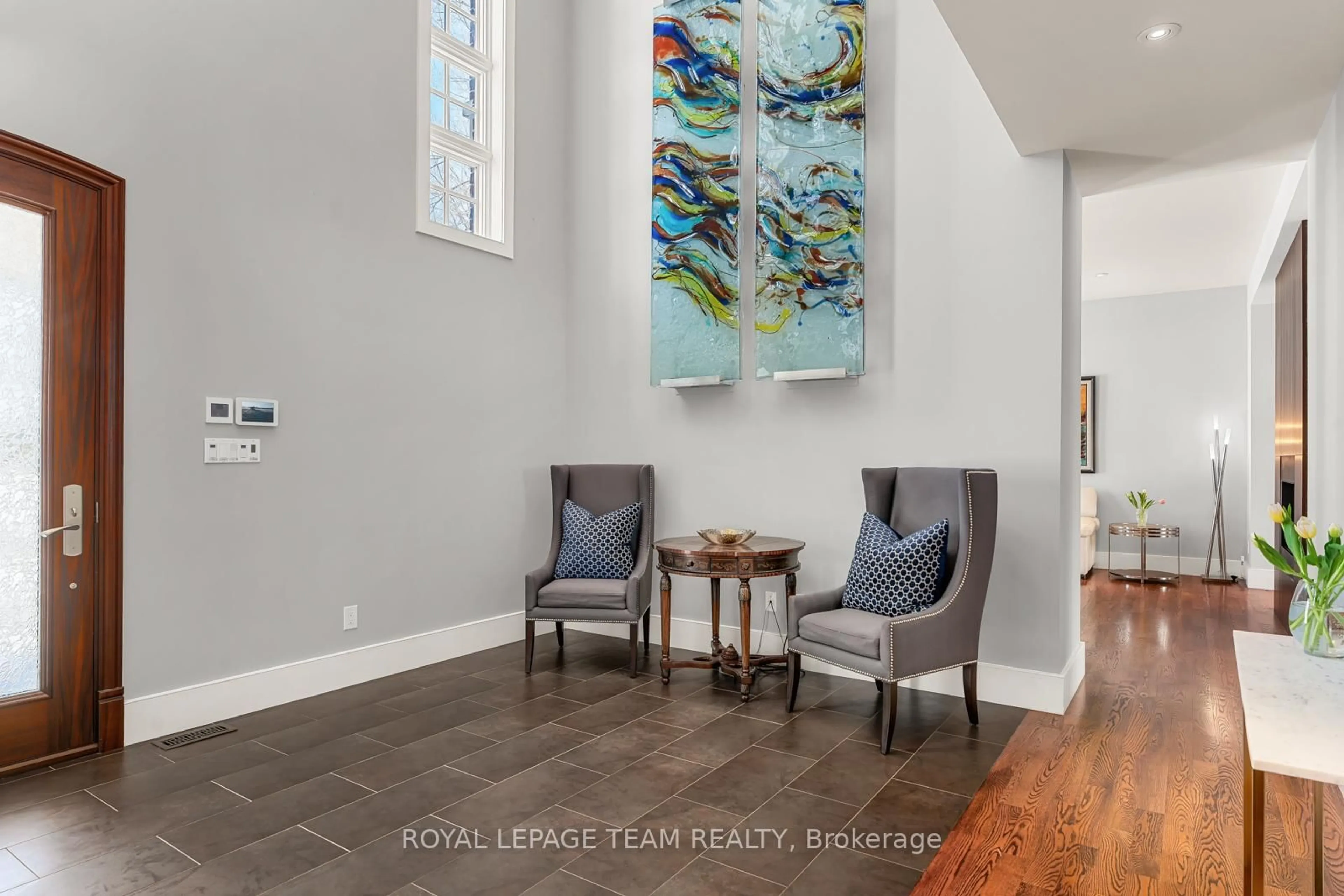 Indoor entryway for 250 Sandridge Rd, Ottawa Ontario K1L 5A2