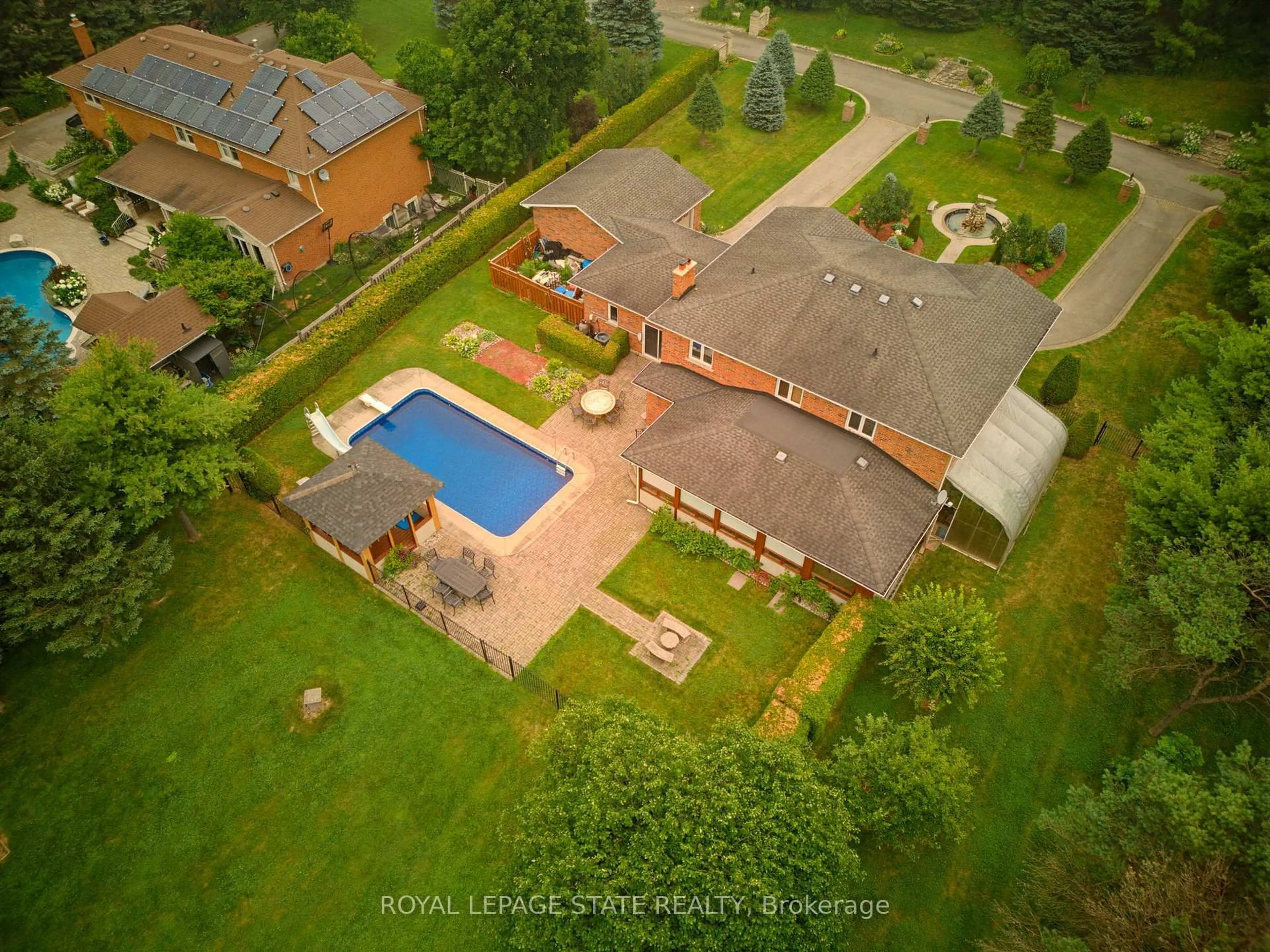 A pic from outside/outdoor area/front of a property/back of a property/a pic from drone, unknown for 348 Shaver Rd, Hamilton Ontario L9G 4K5