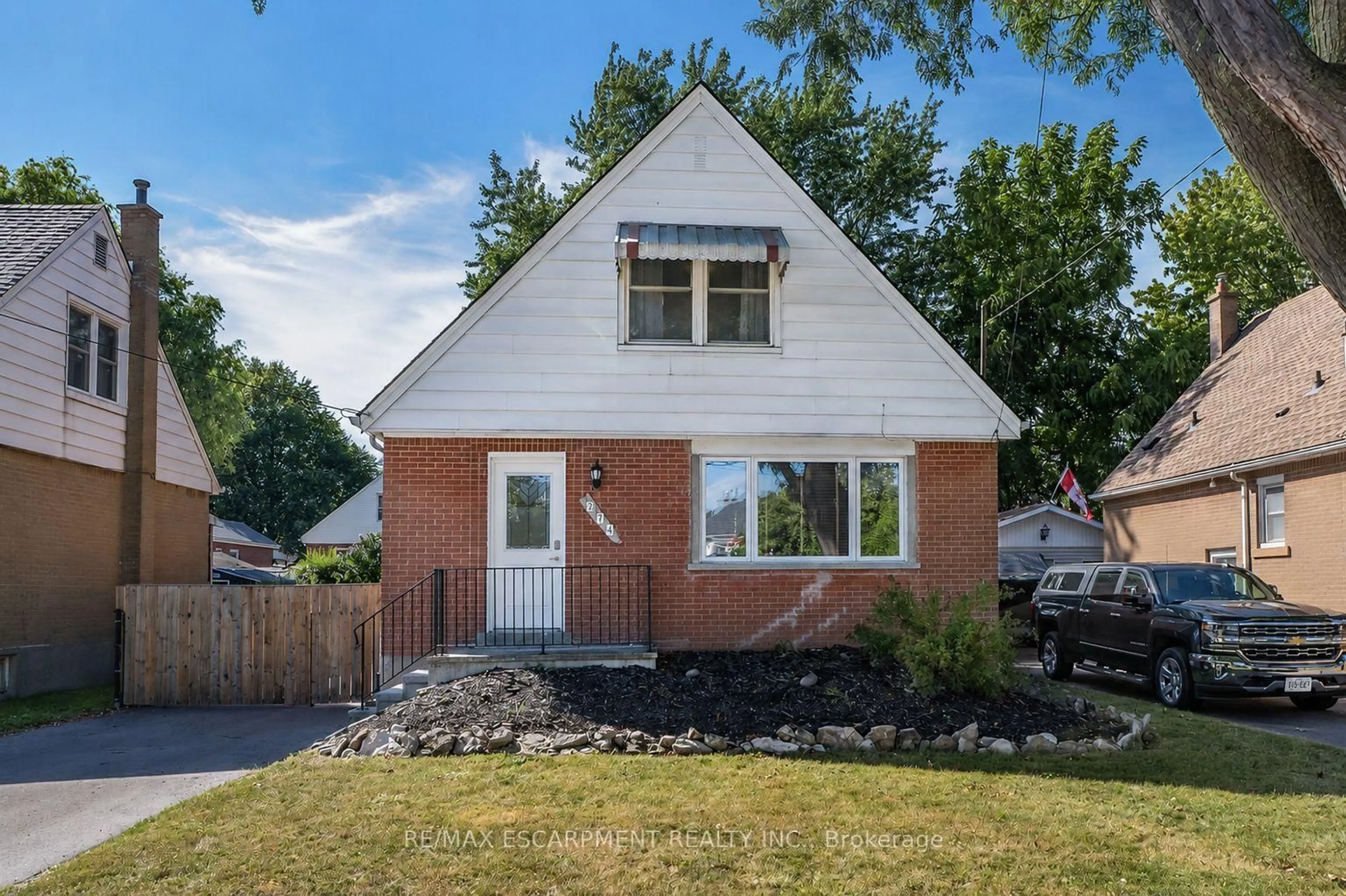 Home with brick exterior material, street for 274 East 38th St, Hamilton Ontario L8V 4G3