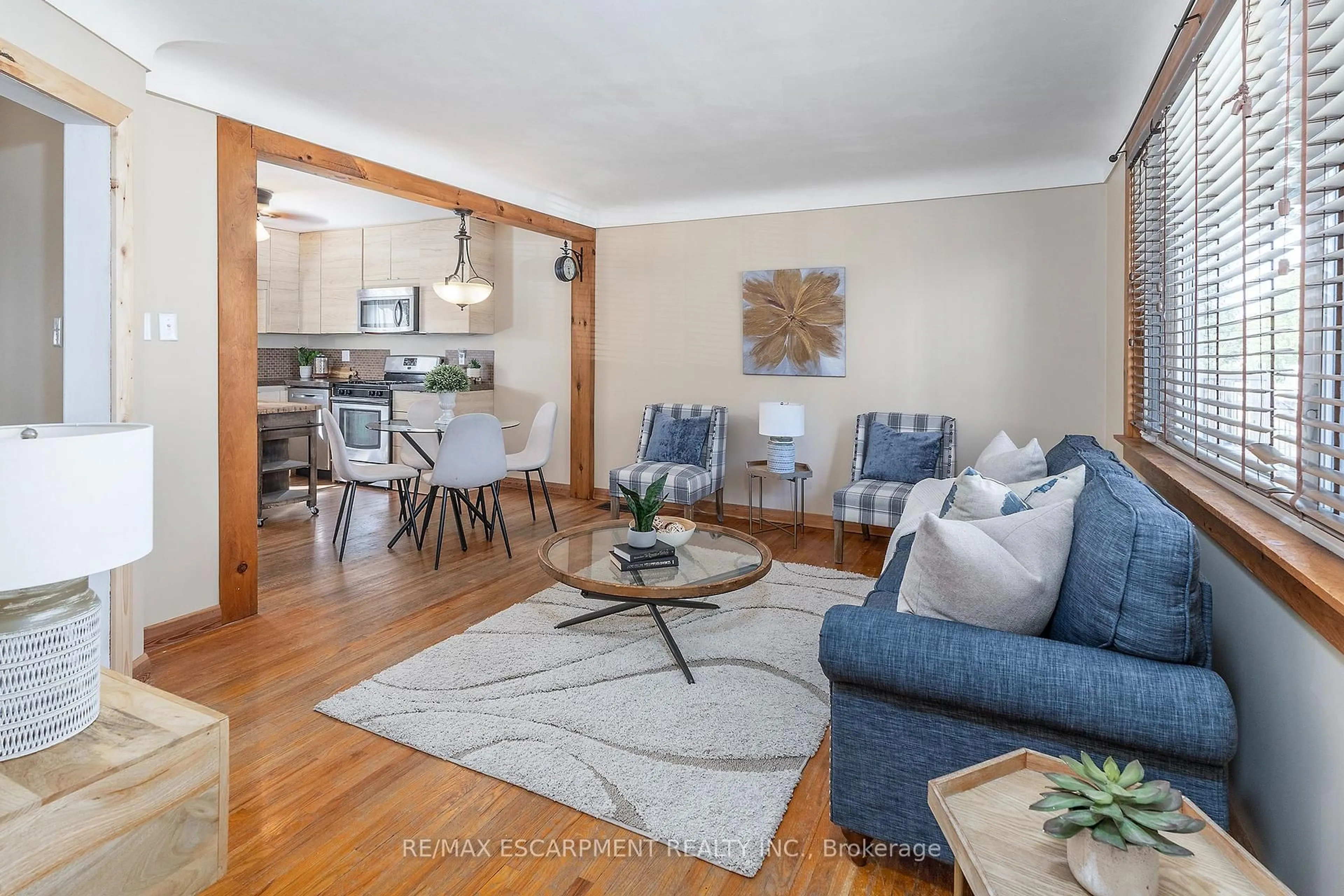 Living room with furniture, wood/laminate floor for 274 East 38th St, Hamilton Ontario L8V 4G3