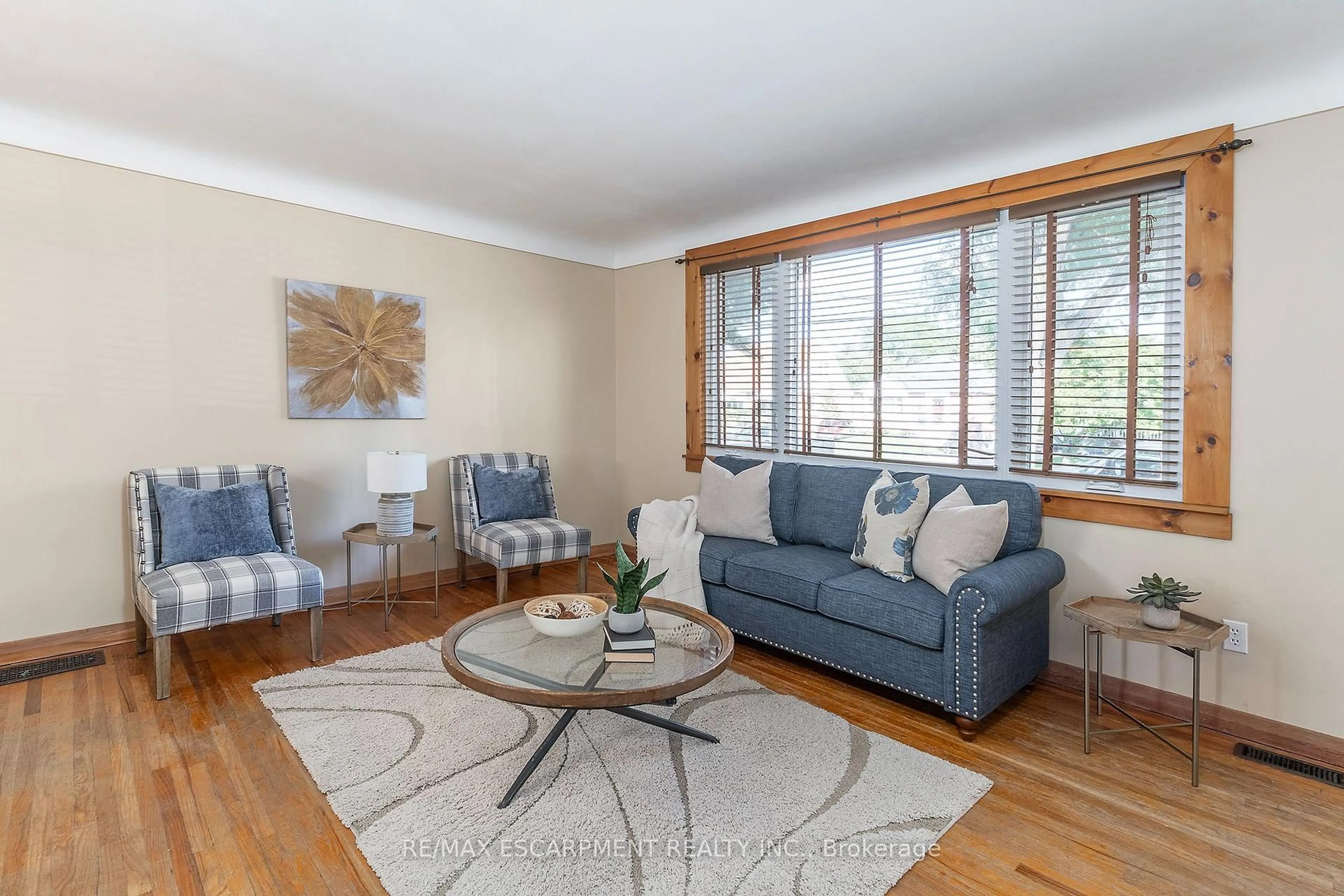 Living room with furniture, wood/laminate floor for 274 East 38th St, Hamilton Ontario L8V 4G3