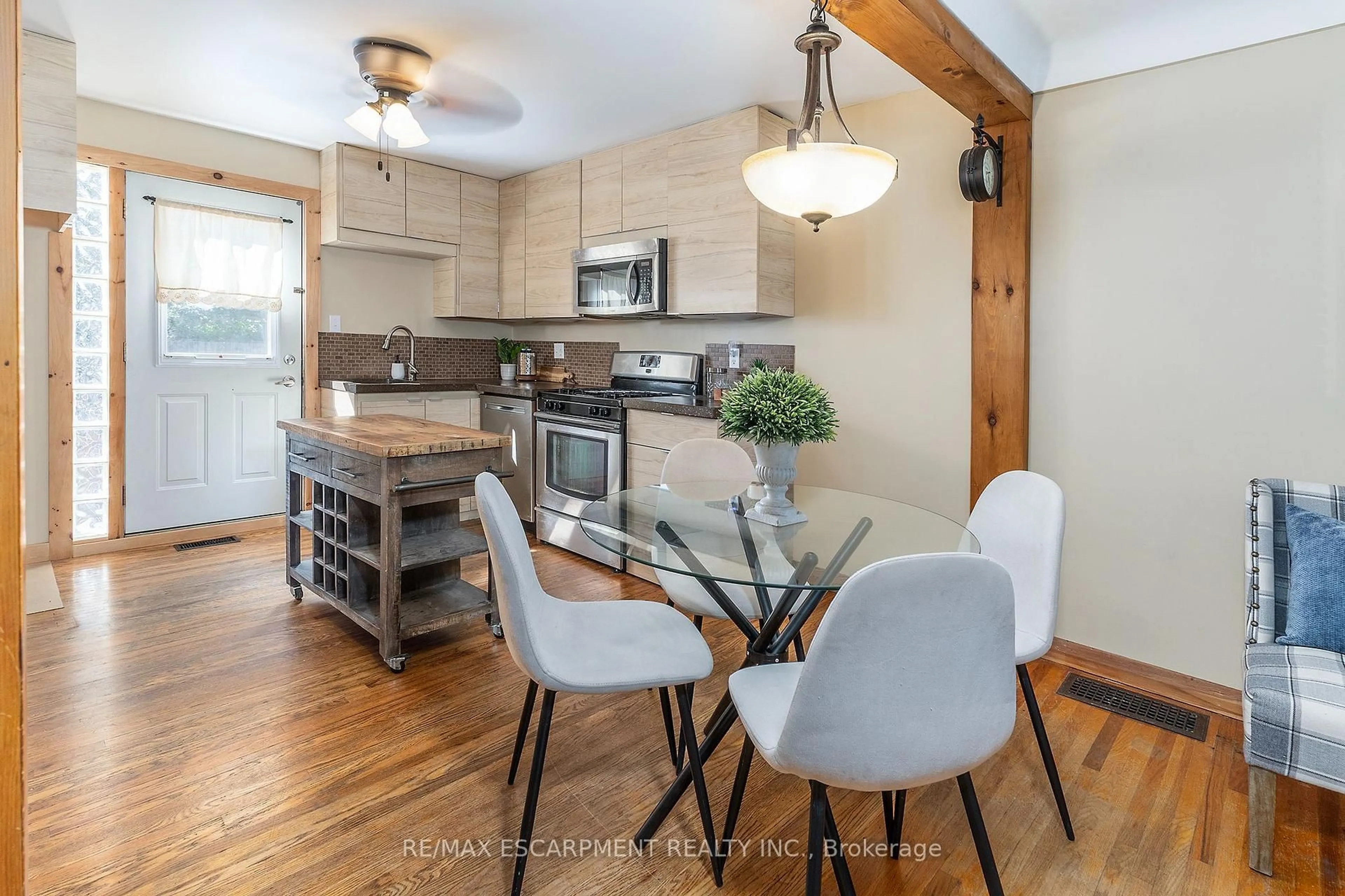 Open concept kitchen, wood/laminate floor for 274 East 38th St, Hamilton Ontario L8V 4G3
