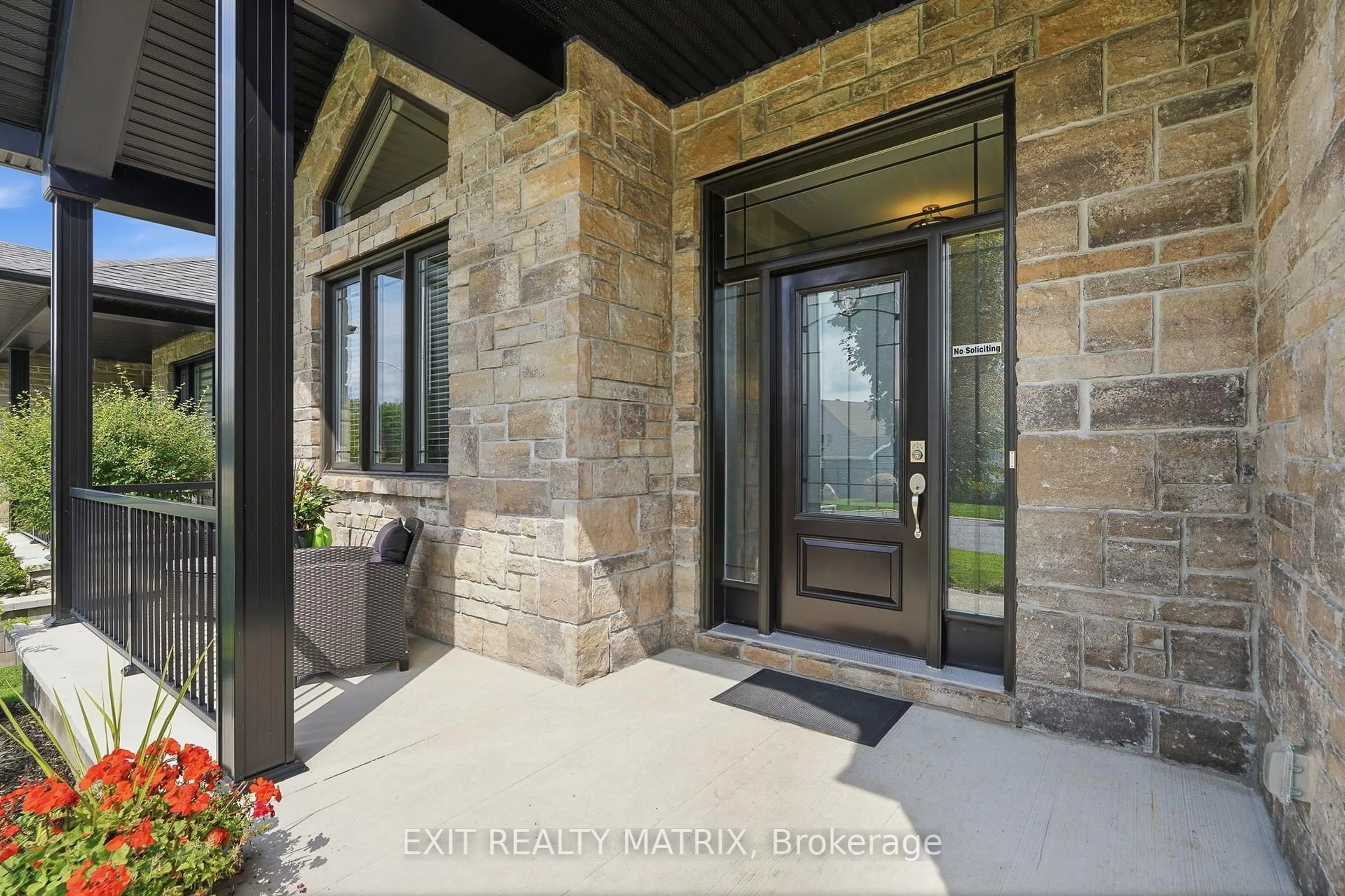 Indoor entryway for 2208 Catherine St, Clarence-Rockland Ontario K4K 0K7