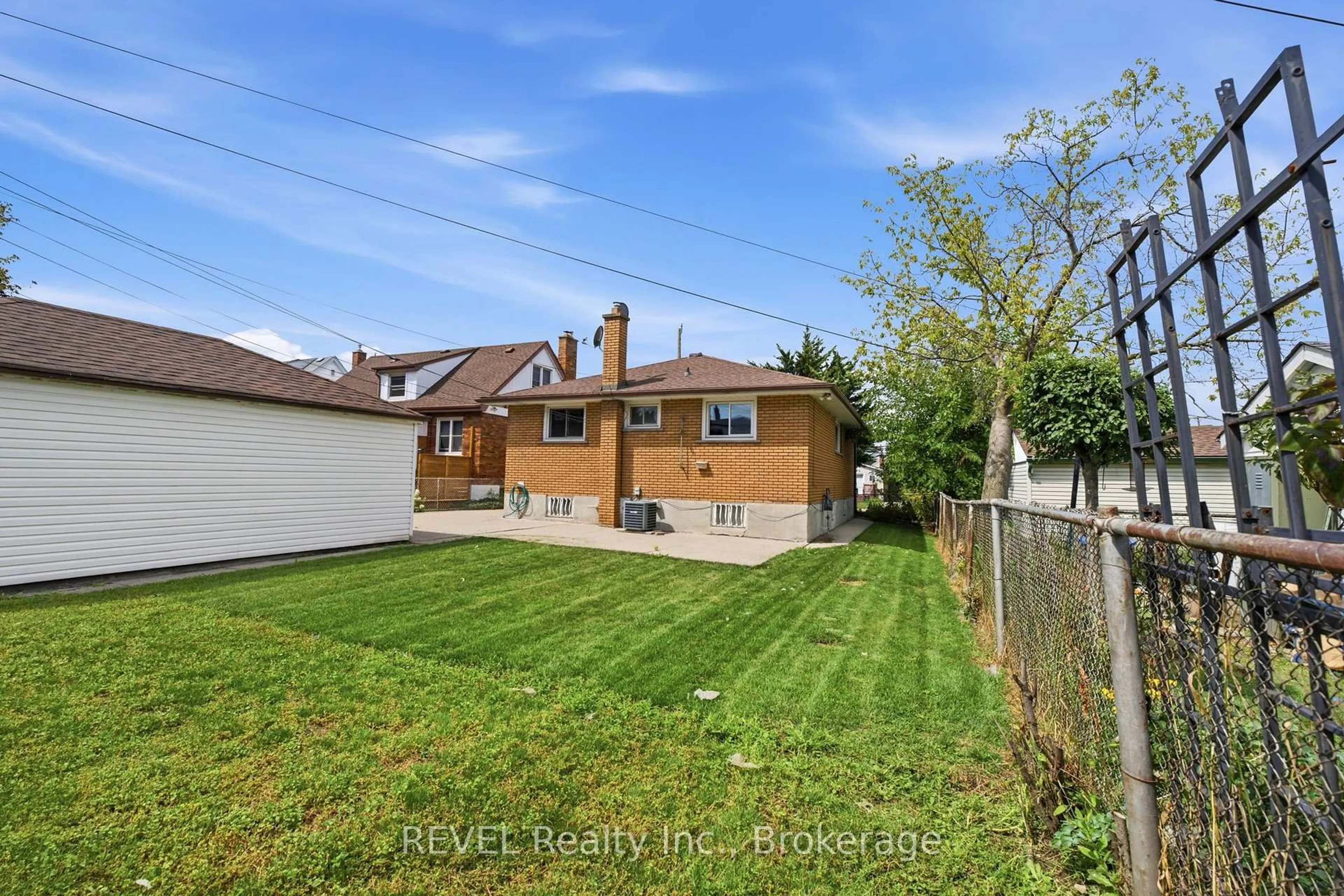 A pic from outside/outdoor area/front of a property/back of a property/a pic from drone, street for 330 Waverly St, Hamilton Ontario L8H 6P9