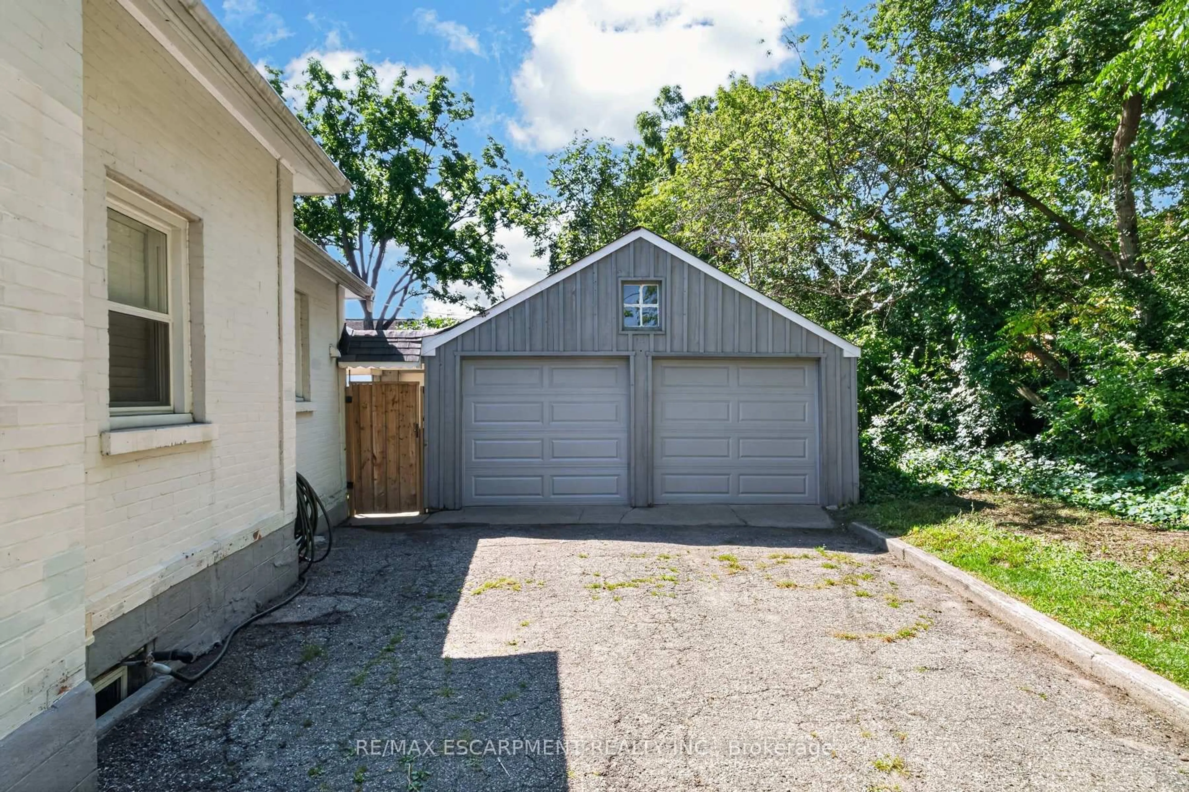 Indoor garage for 21 Cedar St, Cambridge Ontario N1S 1T8