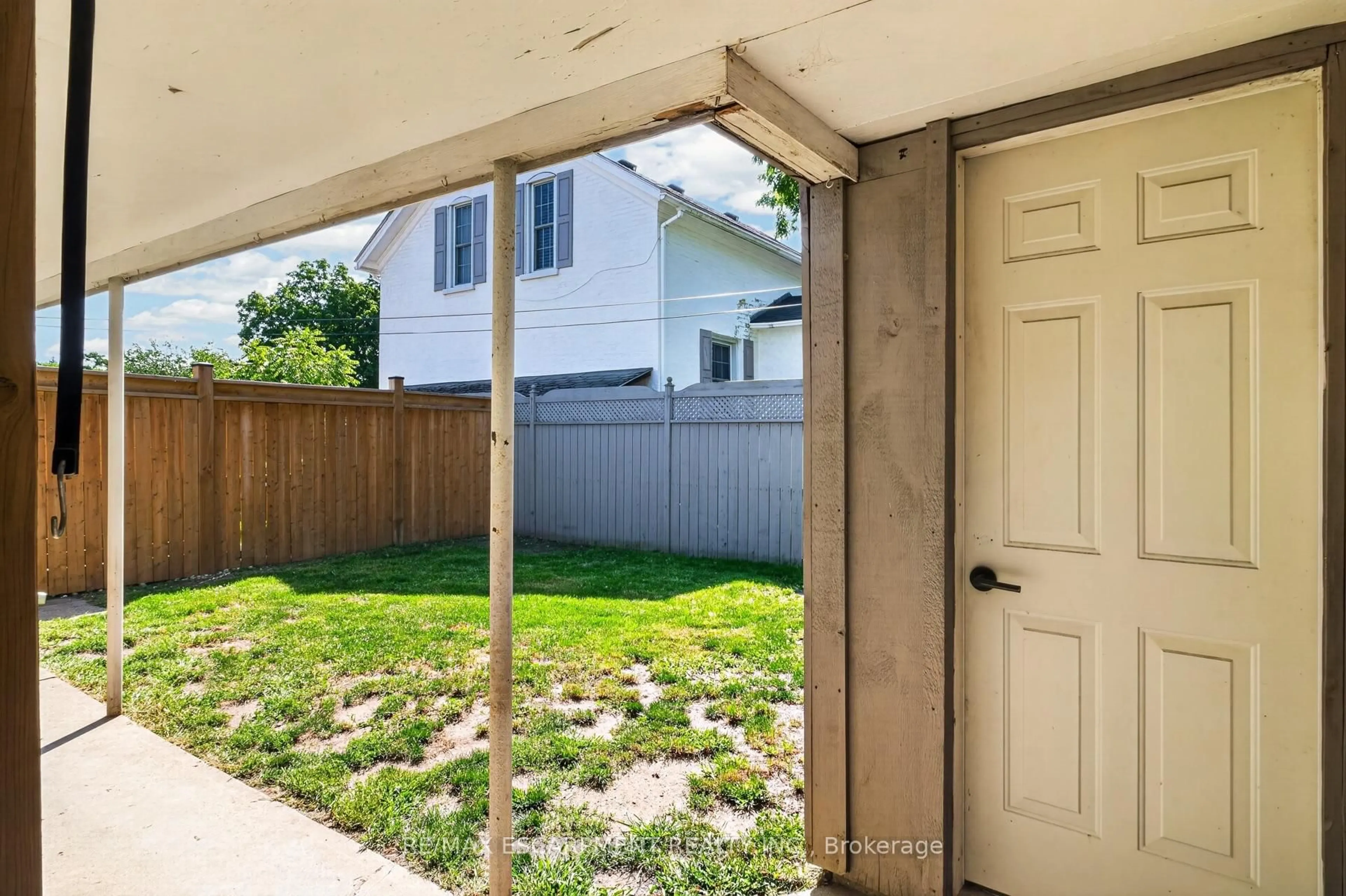 Patio, street for 21 Cedar St, Cambridge Ontario N1S 1T8