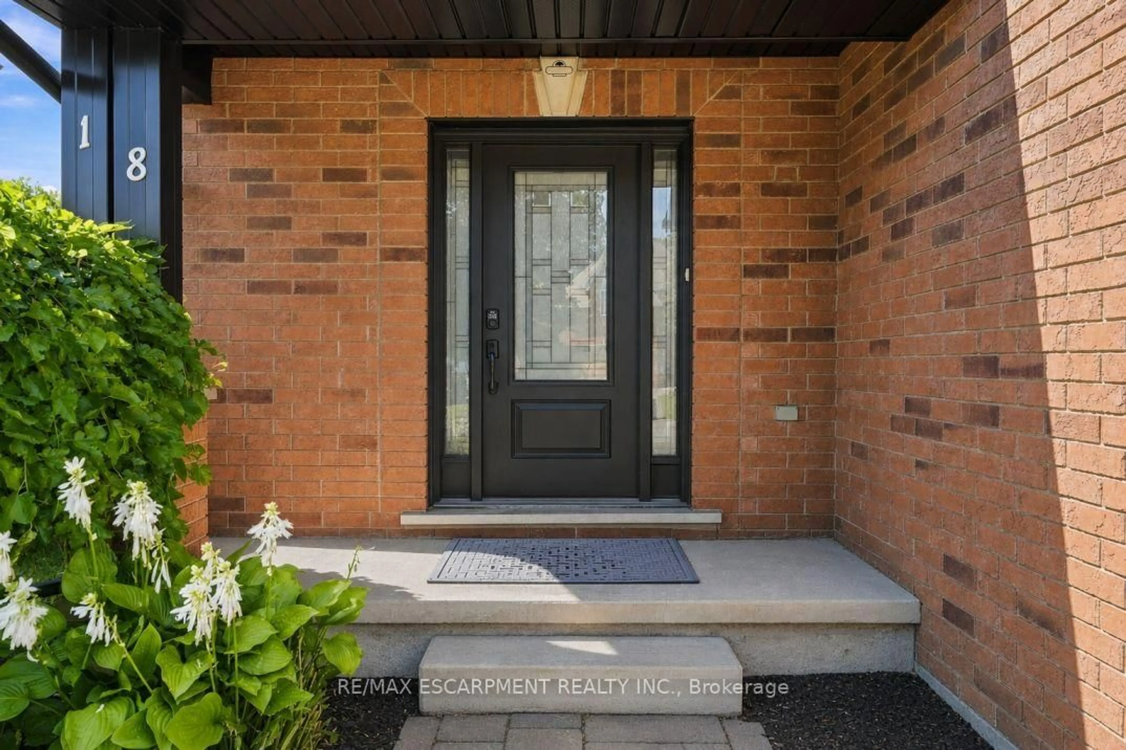 Indoor entryway for 18 Sable Dr, Hamilton Ontario L9K 1K9