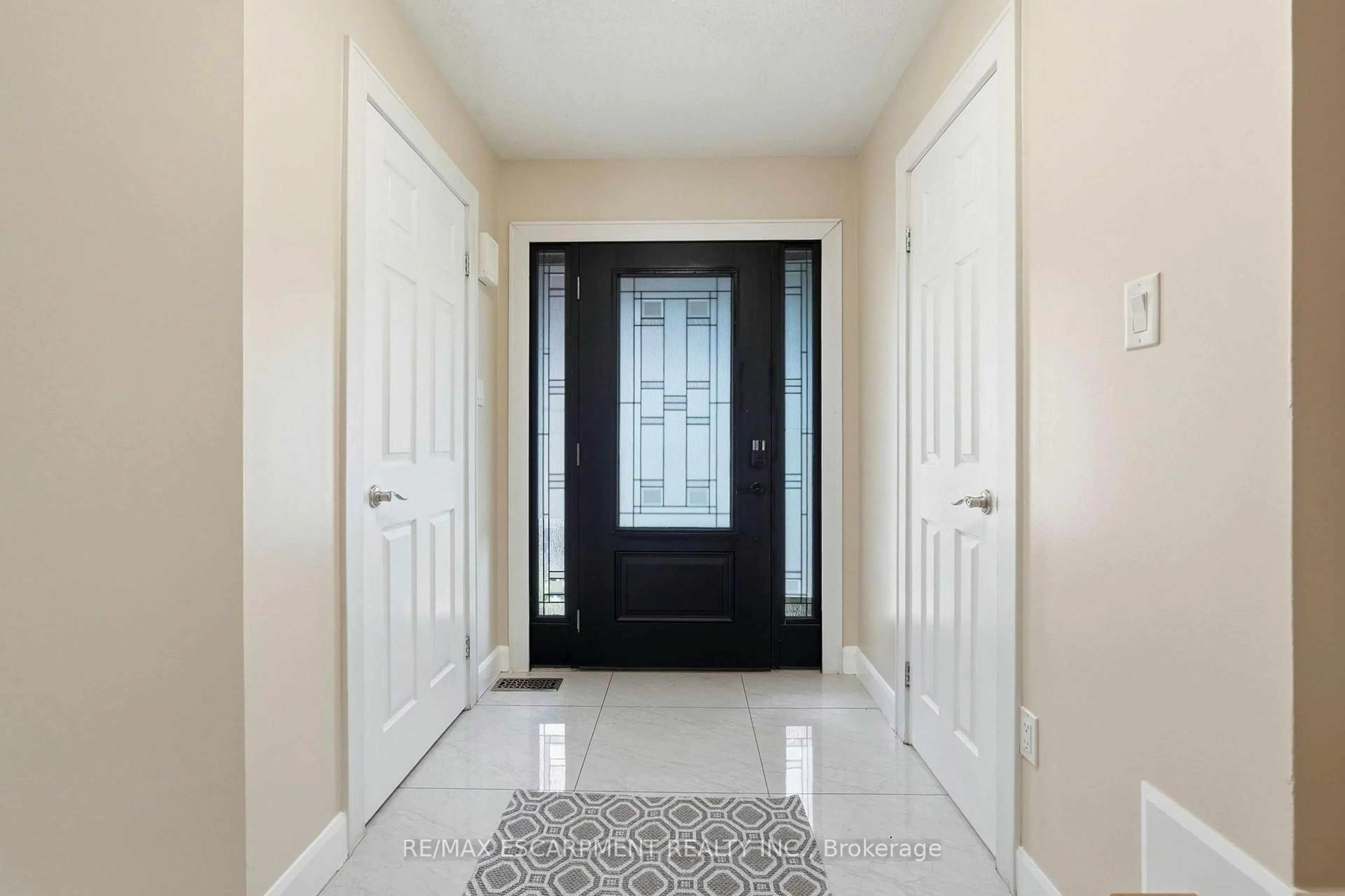 Indoor entryway for 18 Sable Dr, Hamilton Ontario L9K 1K9