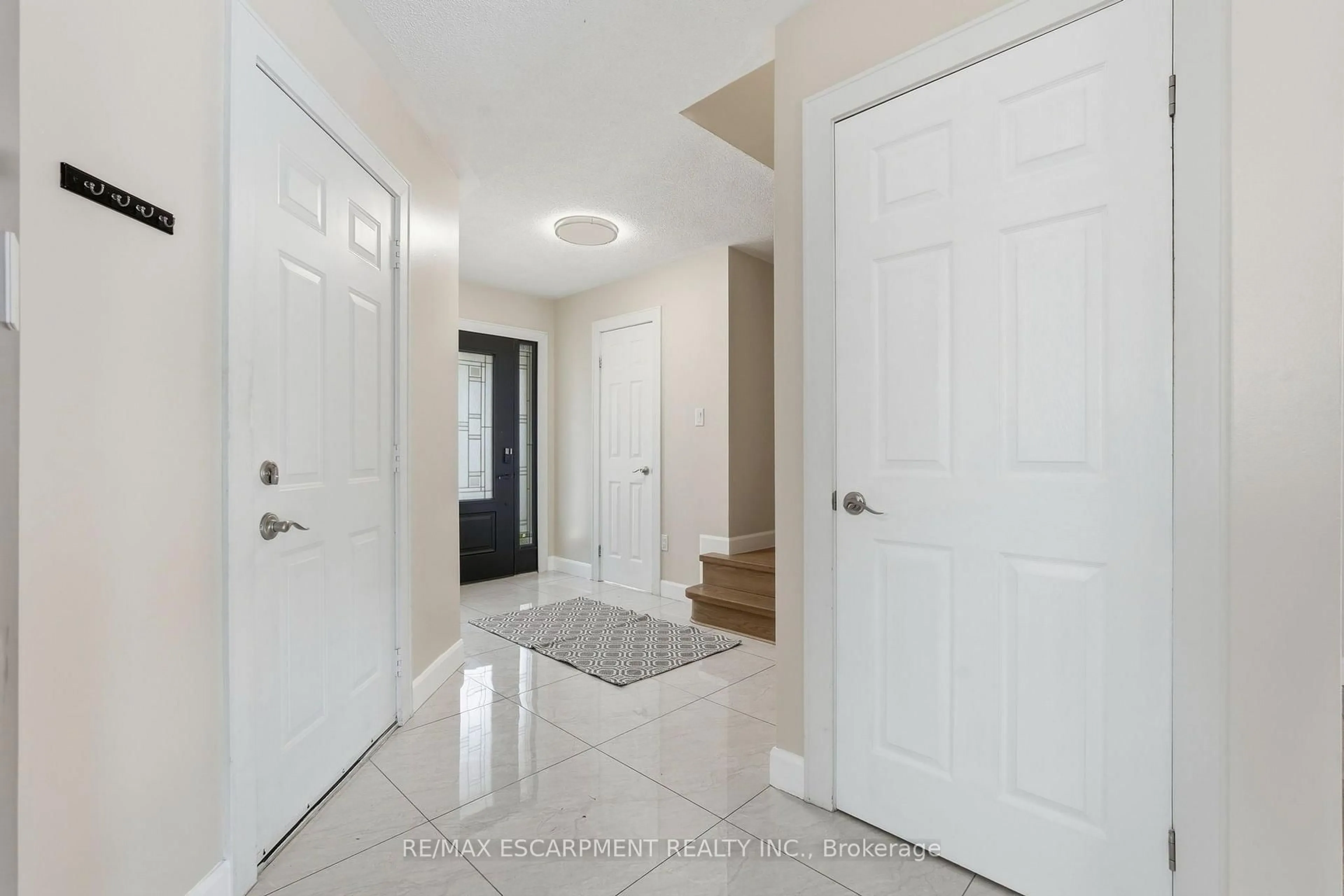 Indoor entryway for 18 Sable Dr, Hamilton Ontario L9K 1K9