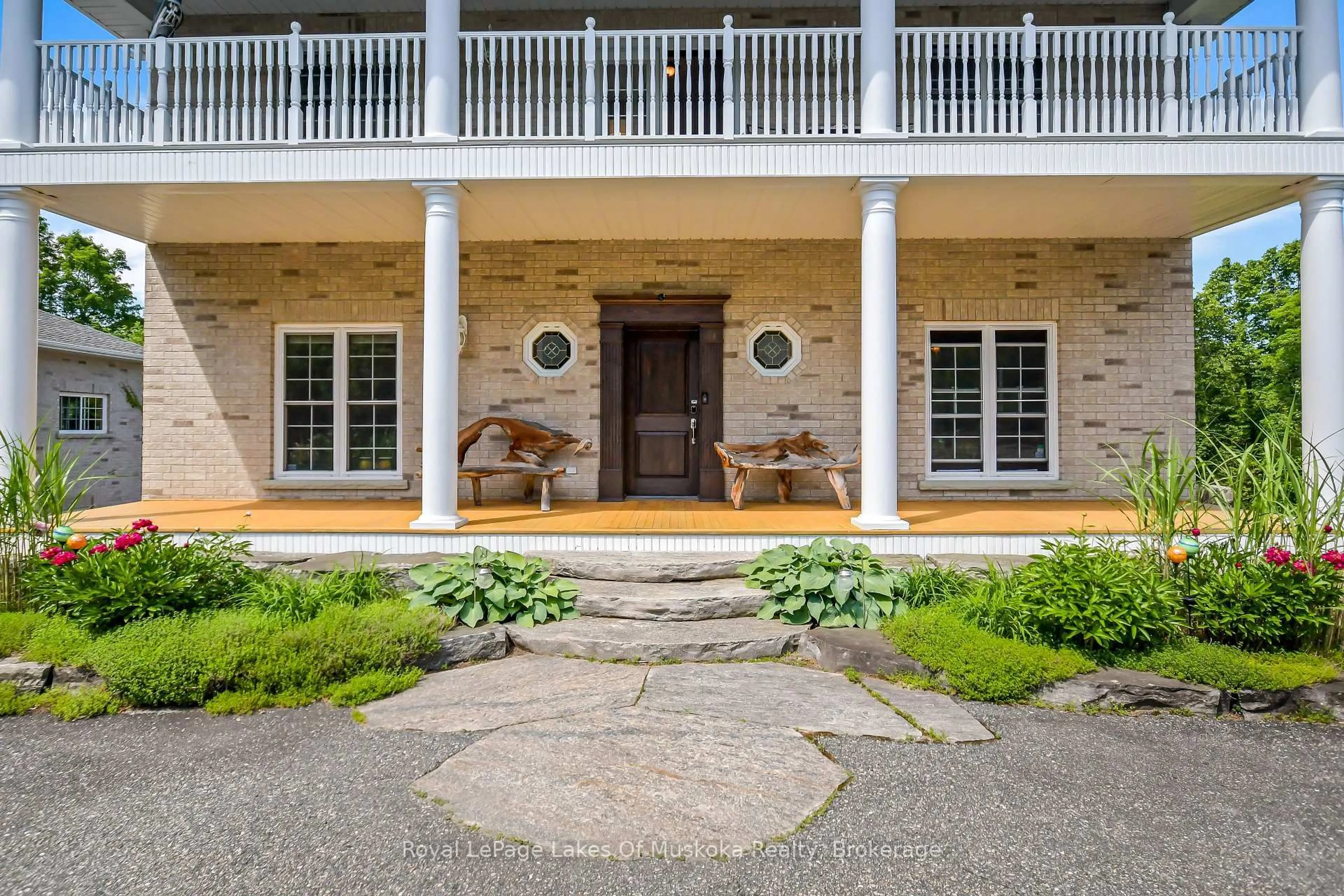 Patio, street for 1039 Ziska Rd, Bracebridge Ontario P1L 1W8
