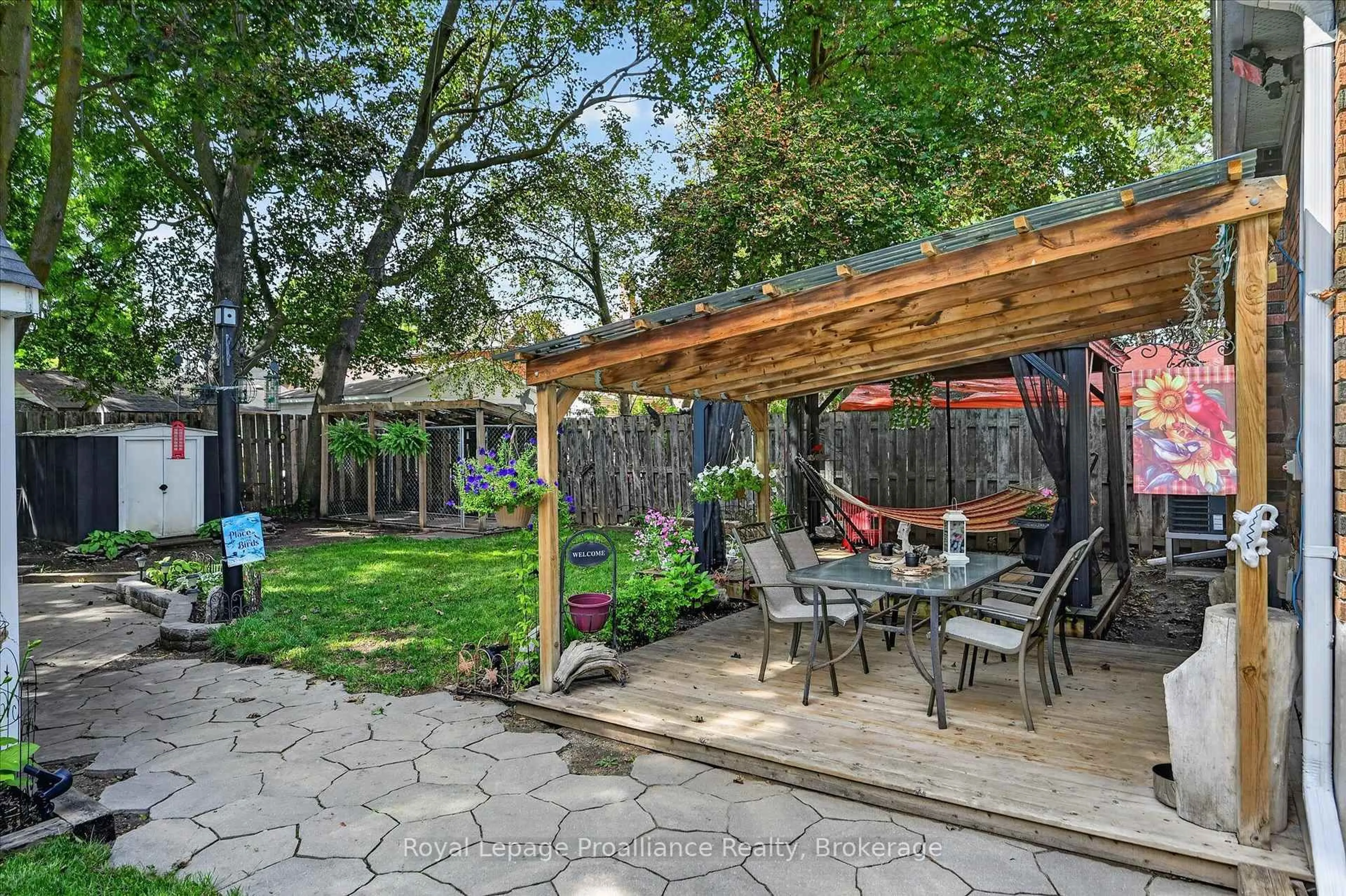 Patio, street for 837 Sherburne St, Peterborough Ontario K9J 3B7