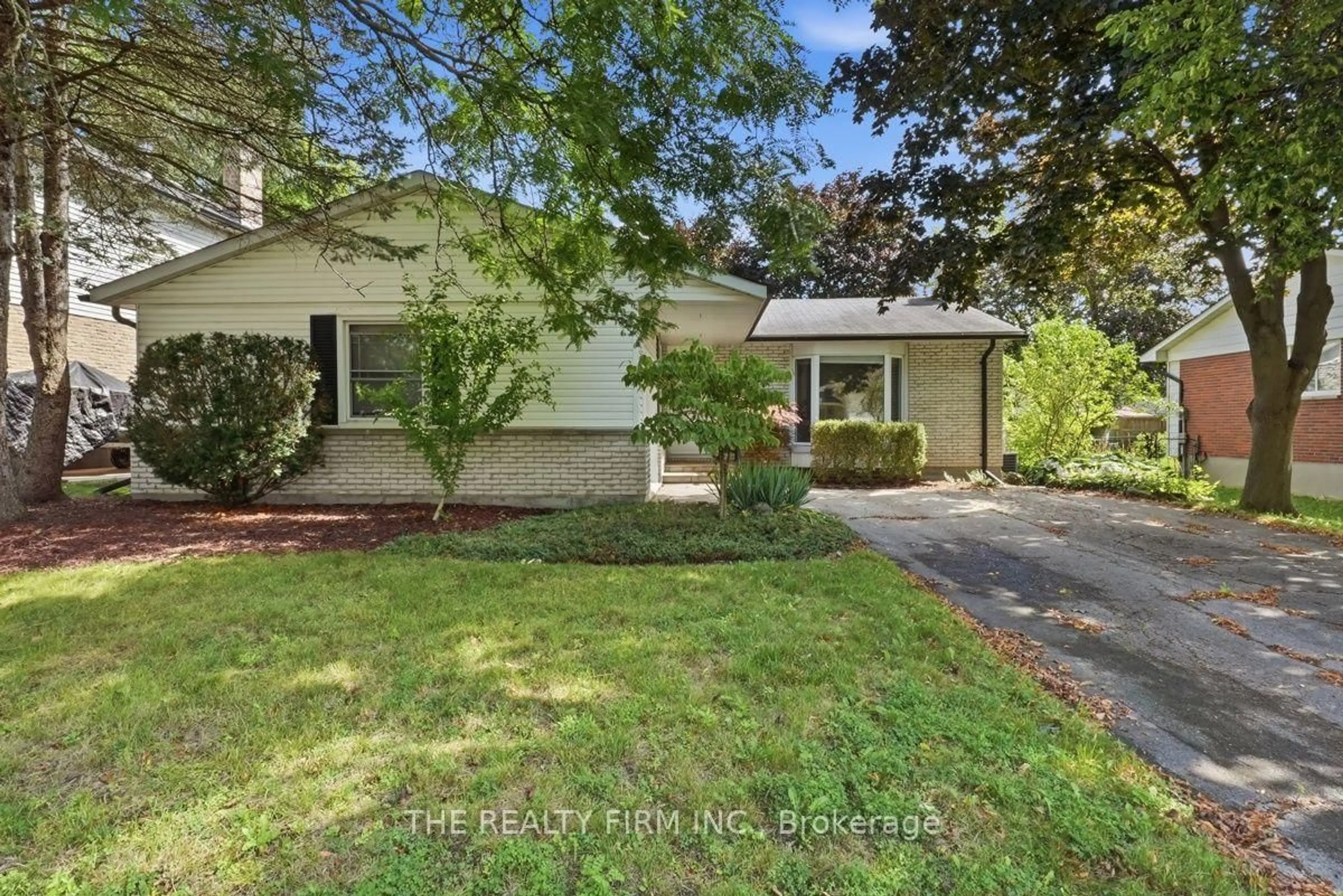 A pic from outside/outdoor area/front of a property/back of a property/a pic from drone, street for 20 Lynngate Crt, London South Ontario N6K 1S4