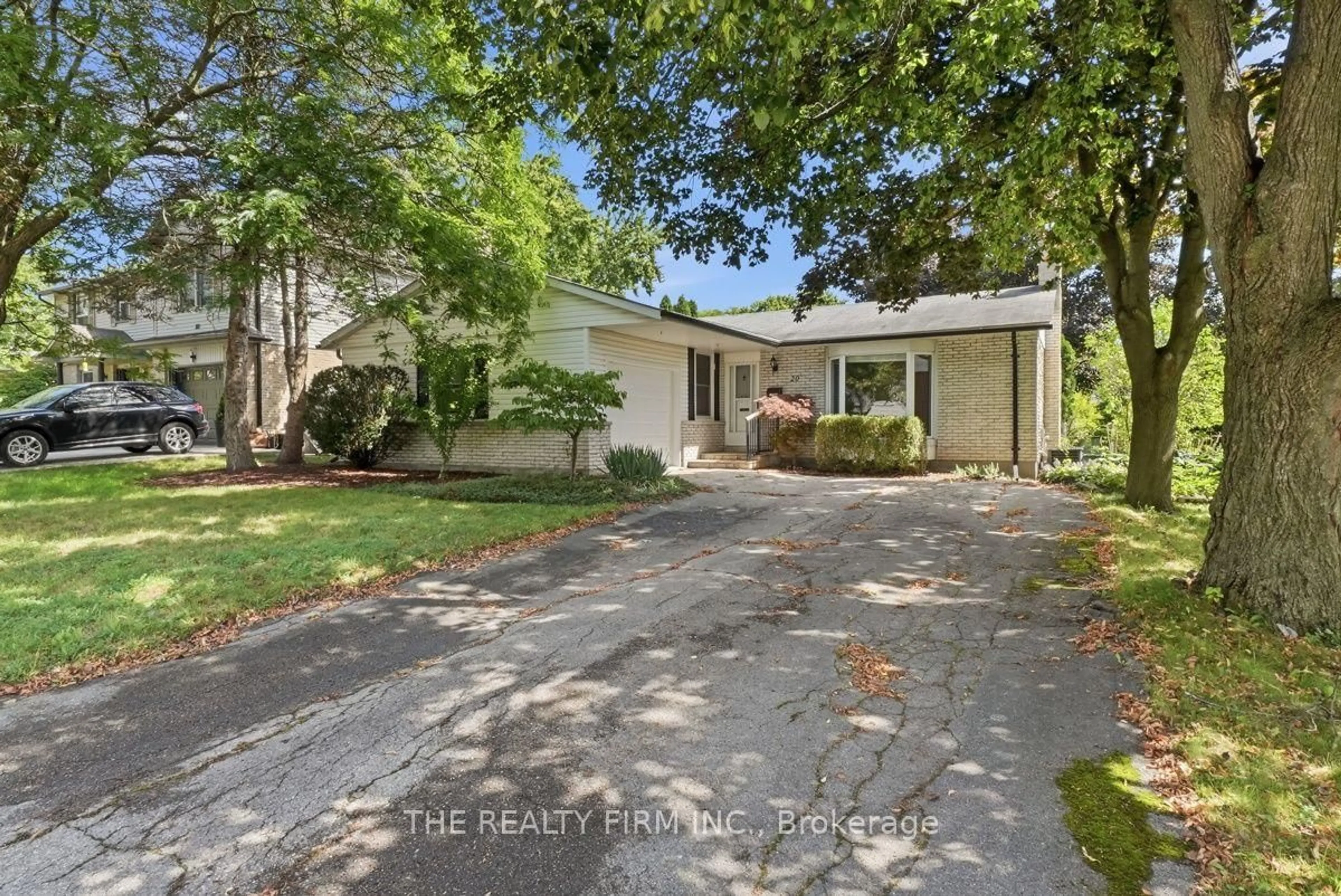 A pic from outside/outdoor area/front of a property/back of a property/a pic from drone, street for 20 Lynngate Crt, London South Ontario N6K 1S4