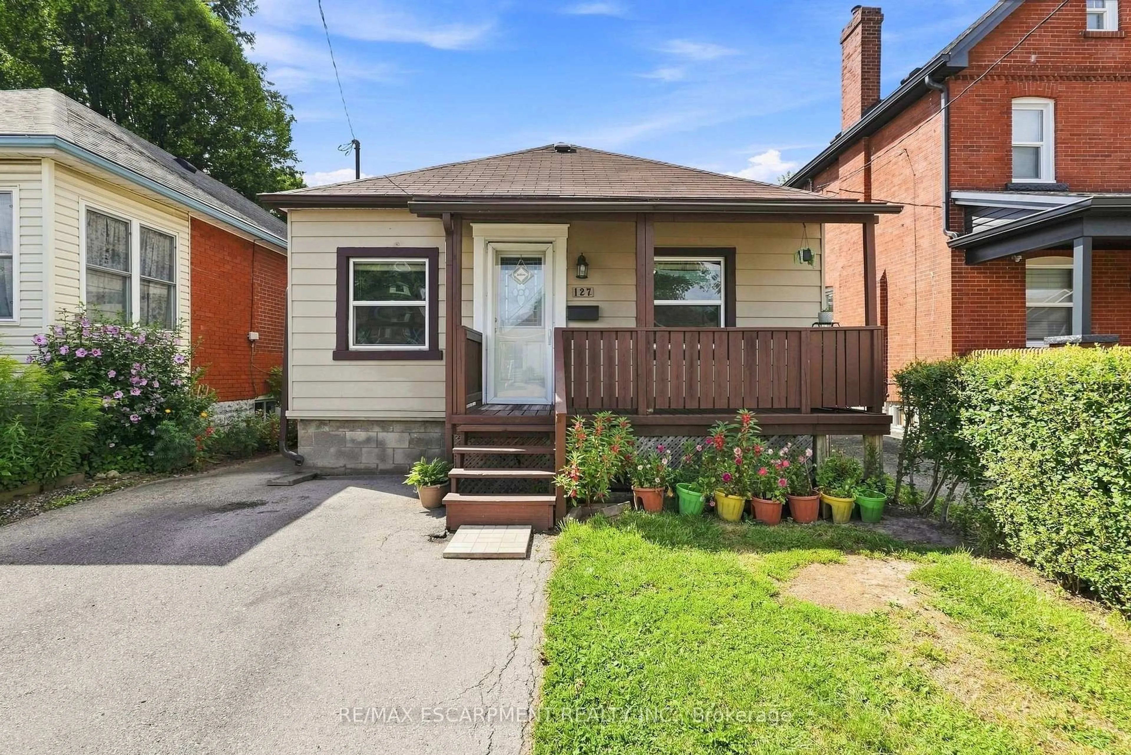 Home with brick exterior material, street for 127 Park Row, Hamilton Ontario L8H 4E7