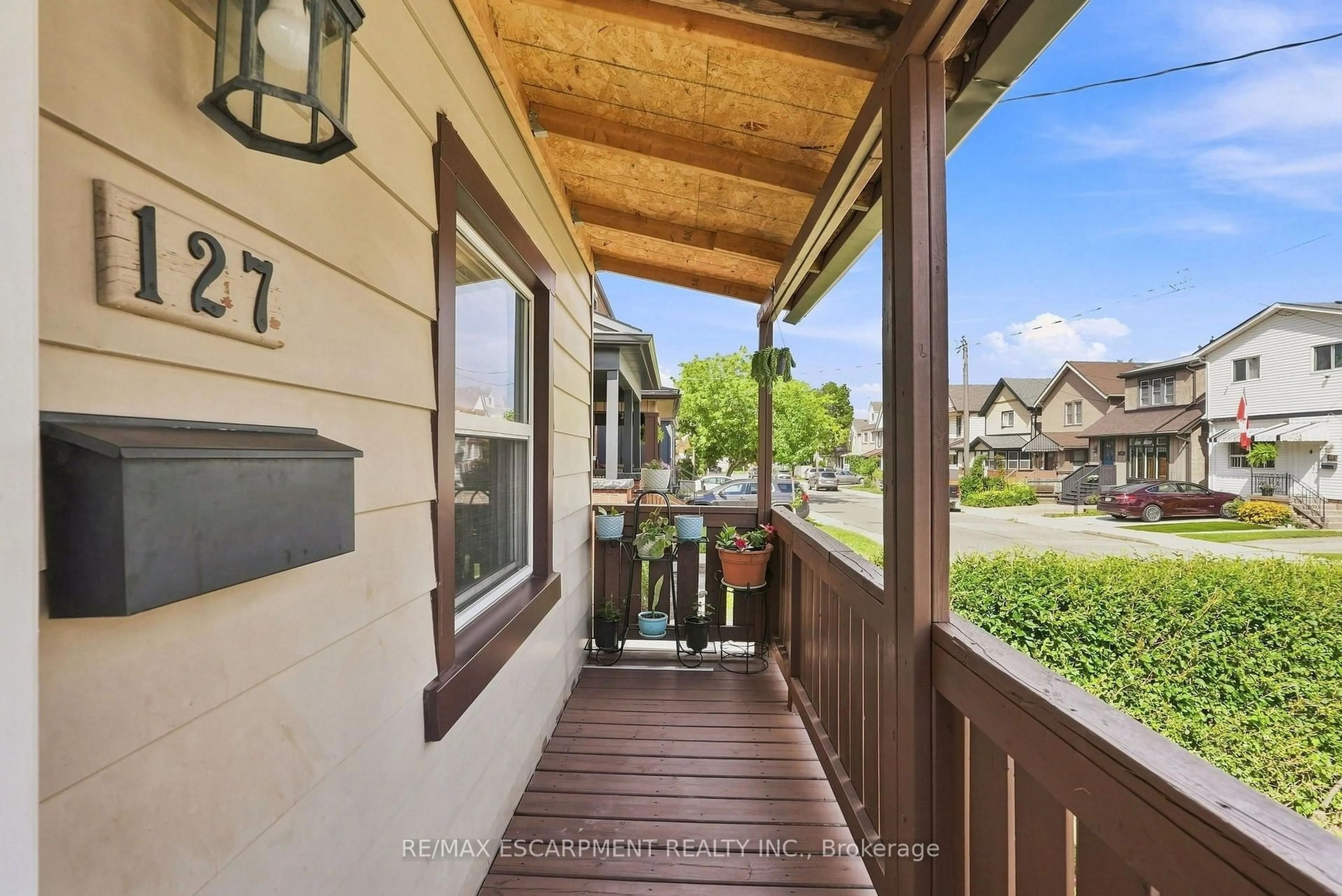 Indoor entryway for 127 Park Row, Hamilton Ontario L8H 4E7