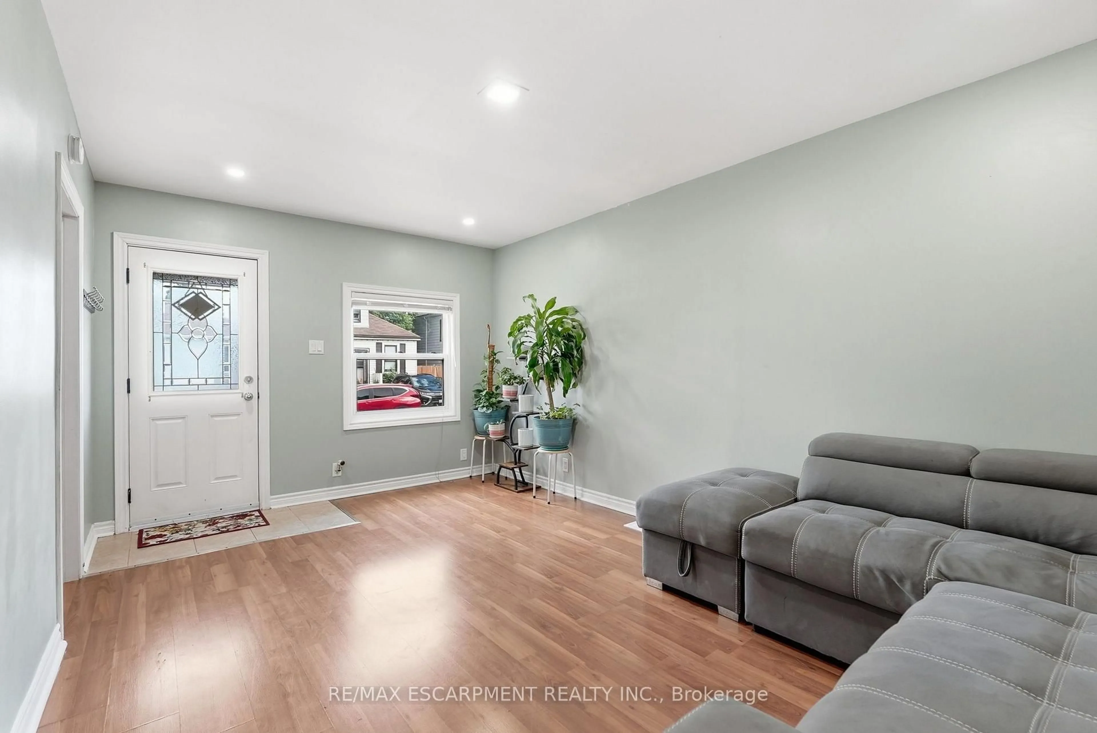 Living room with furniture, unknown for 127 Park Row, Hamilton Ontario L8H 4E7