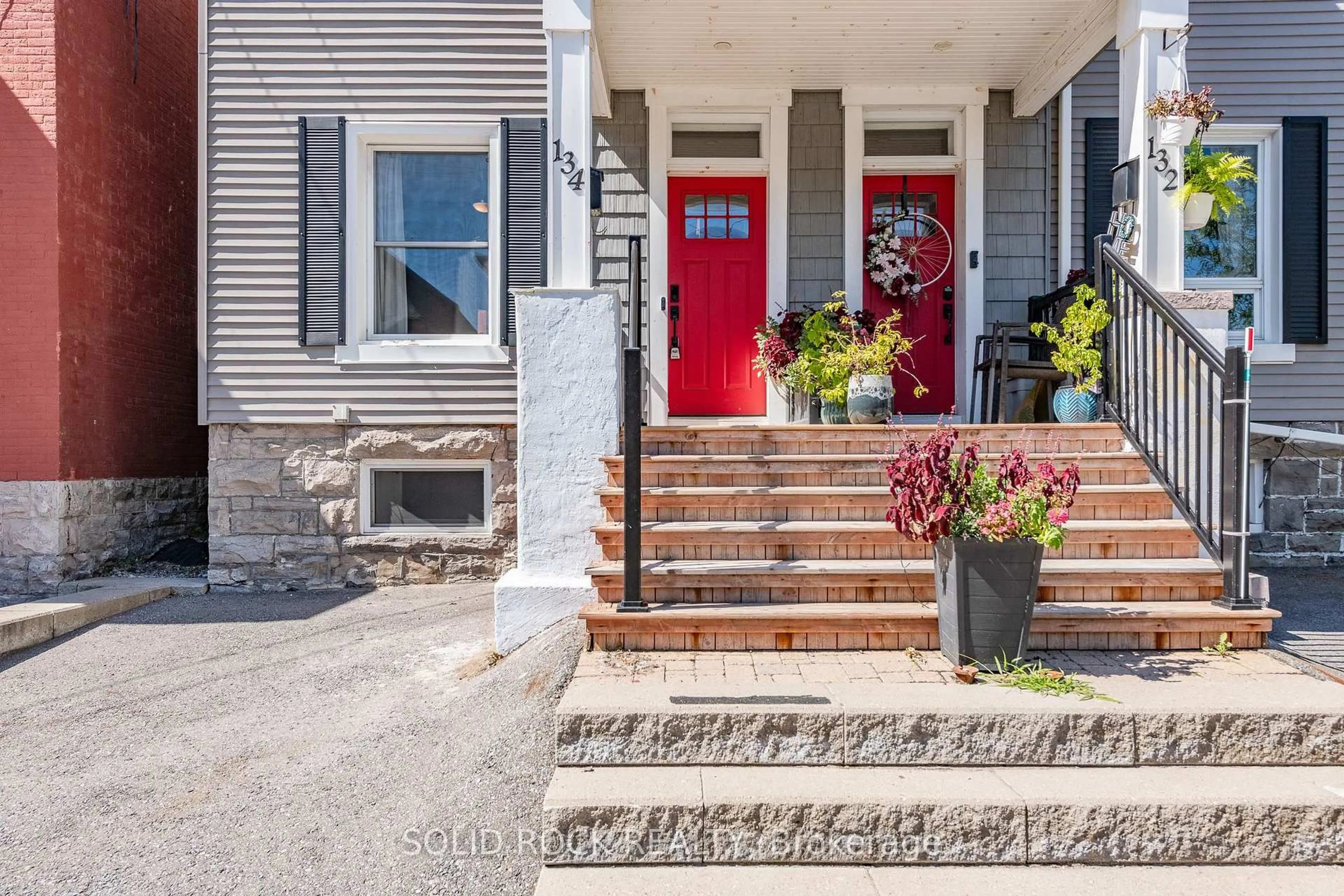 Indoor entryway for 134 Concord St, Ottawa Ontario K1S 0Z4