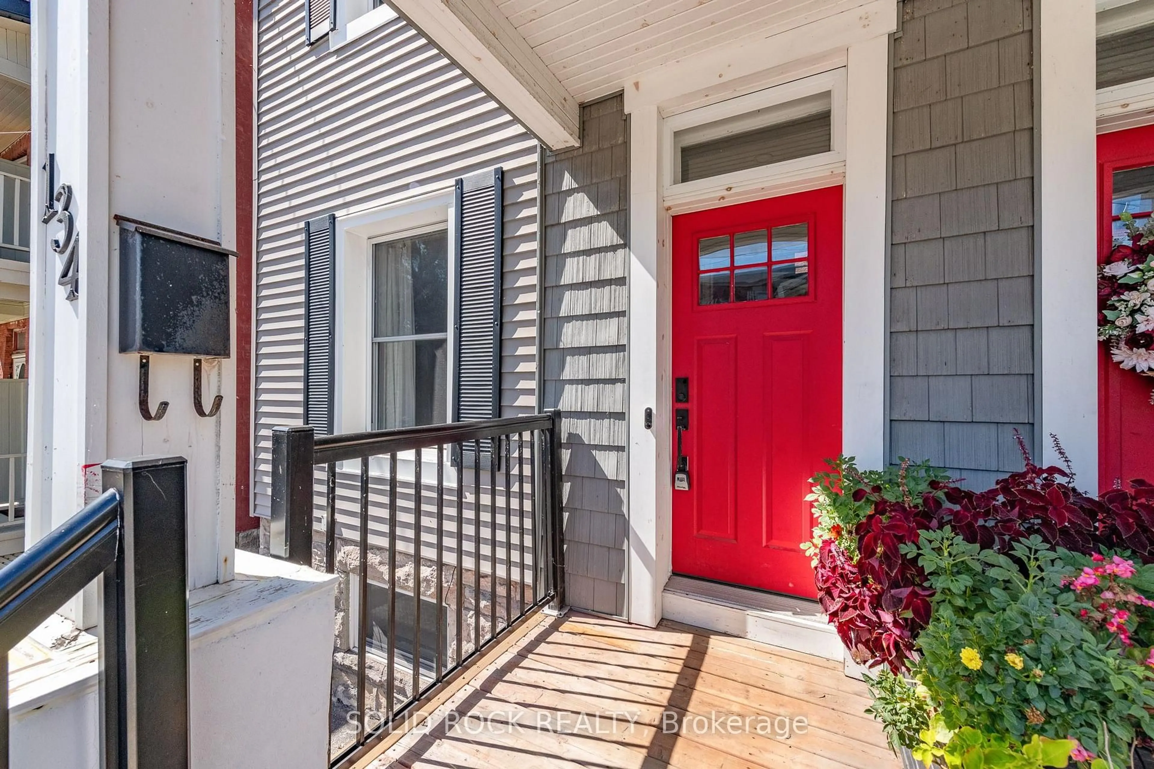 Indoor entryway for 134 Concord St, Ottawa Ontario K1S 0Z4