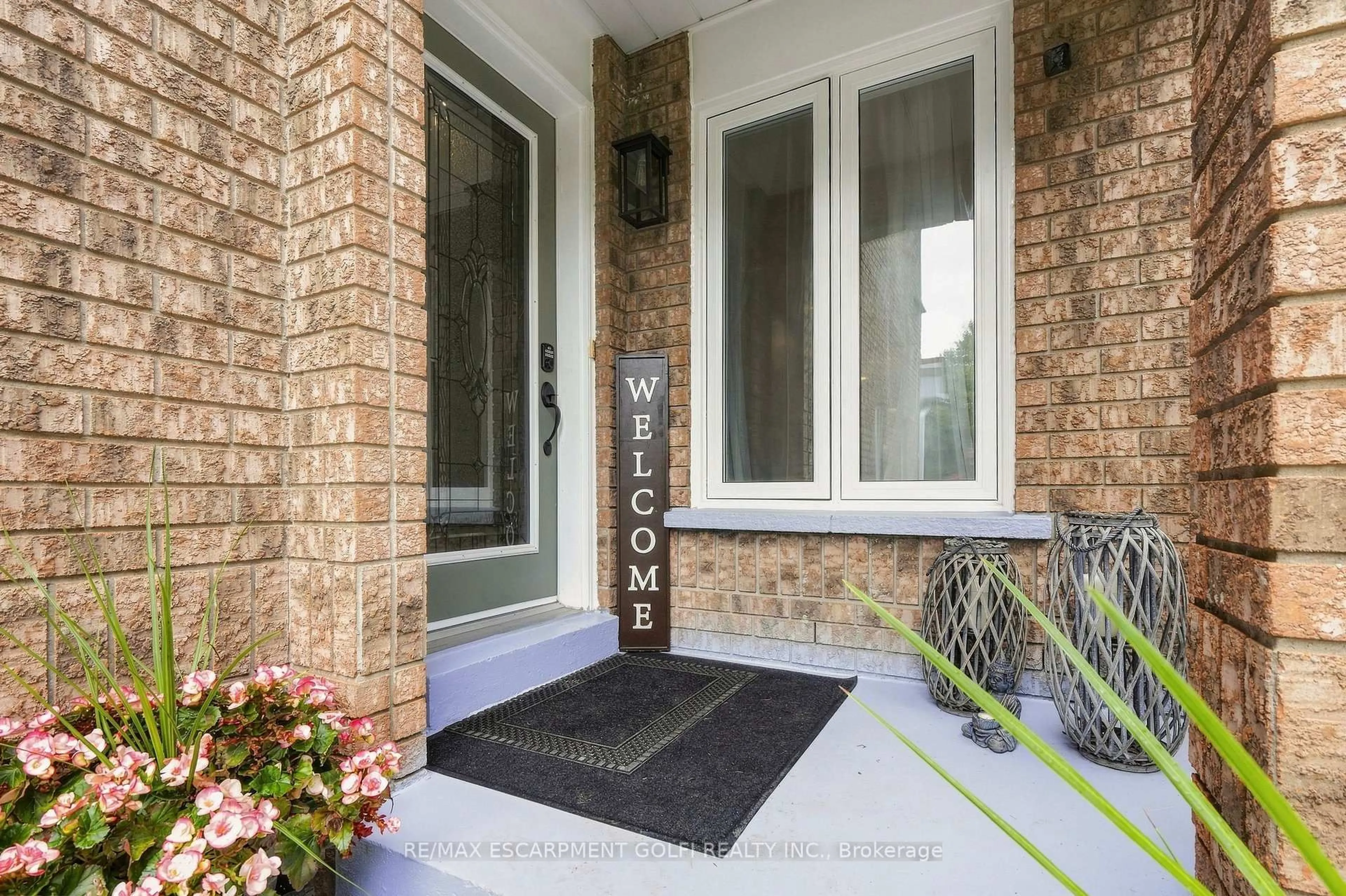 Indoor entryway for 11 Wakefield Lane, Hamilton Ontario L8B 0M2