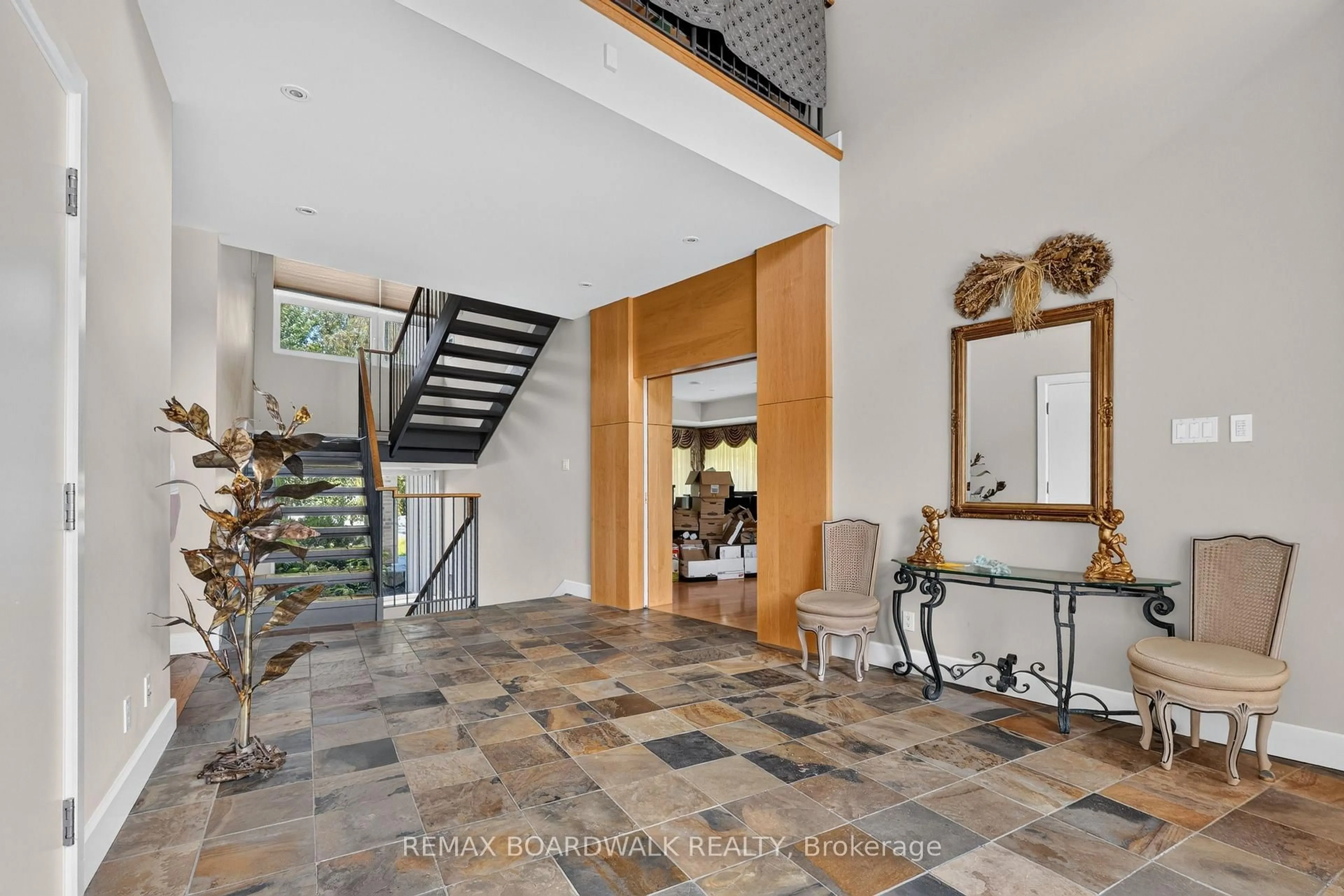 Indoor foyer for 2437 Devine Rd, Vars Ontario K0A 3H0
