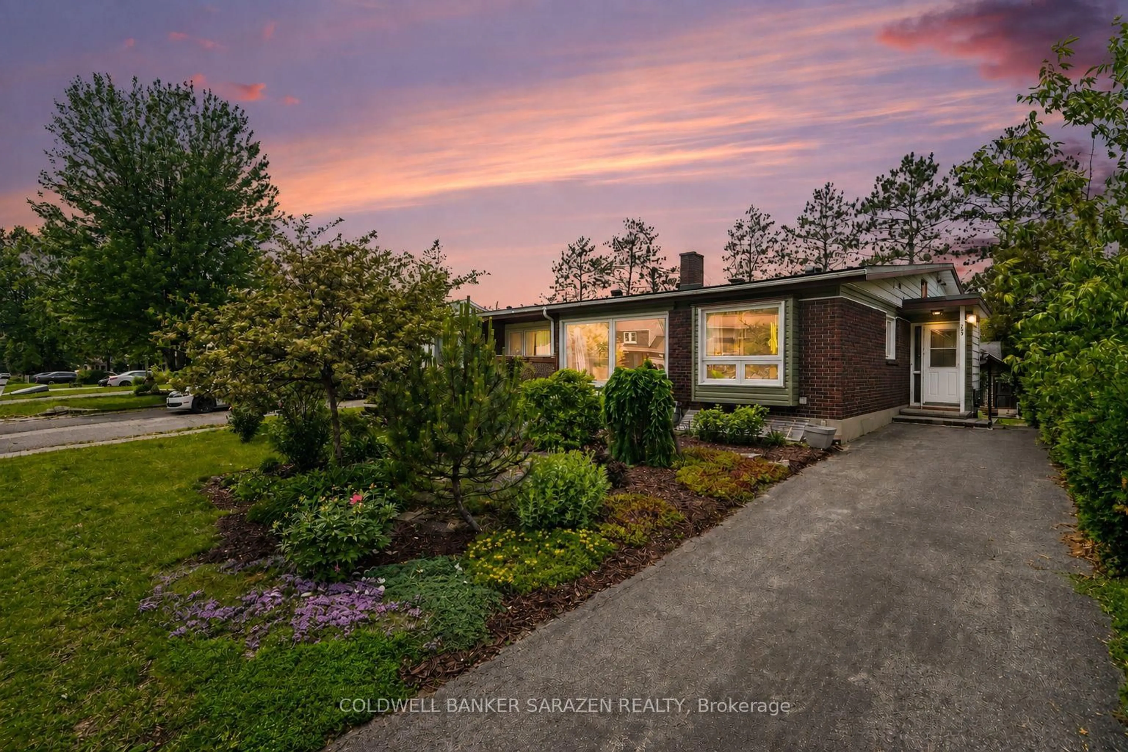 A pic from outside/outdoor area/front of a property/back of a property/a pic from drone, street for 79 Woodfield Dr, Ottawa Ontario K2G 0A1