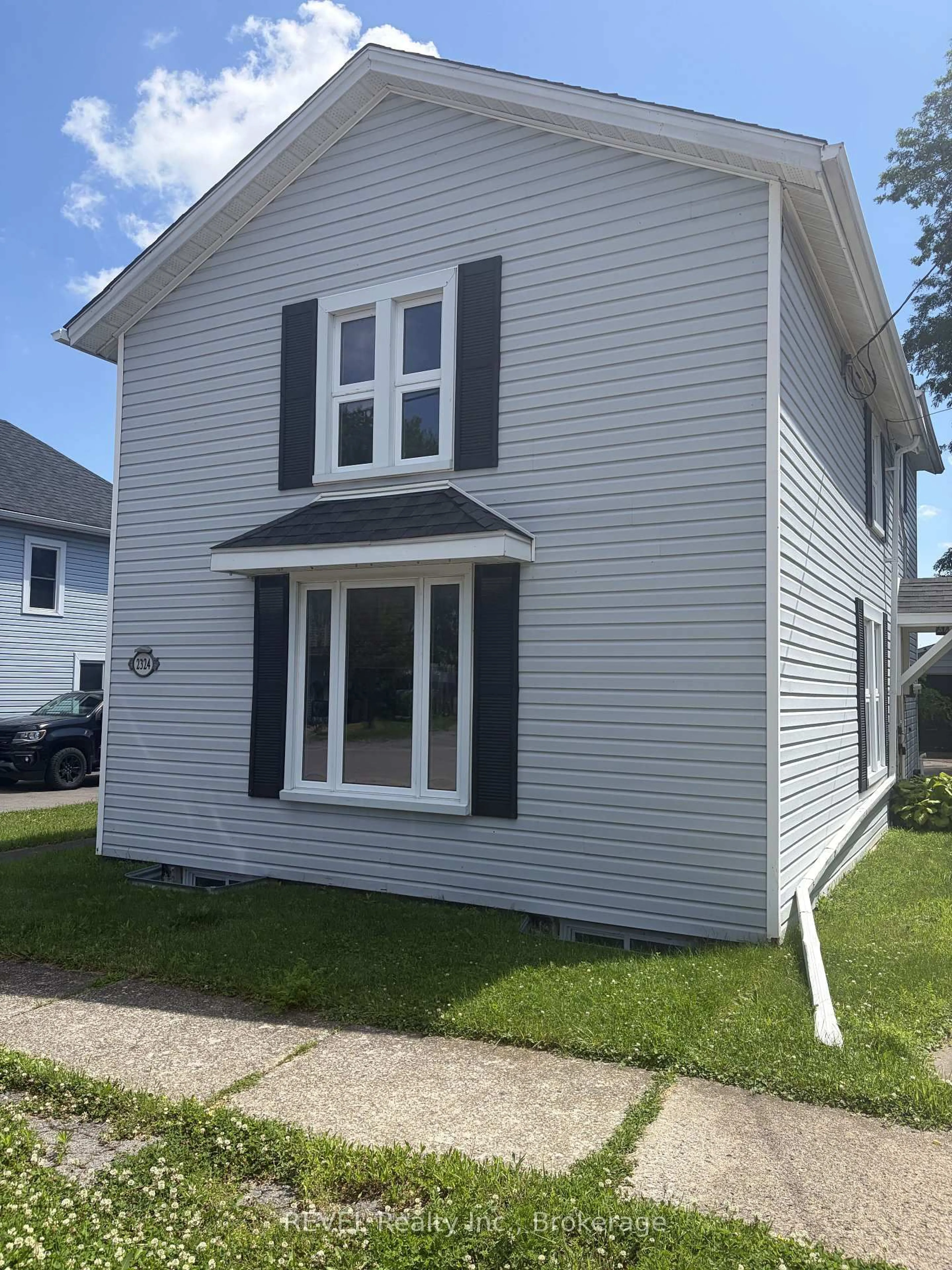 Home with vinyl exterior material, building for 2324 Centre St, Thorold Ontario L0S 1A0