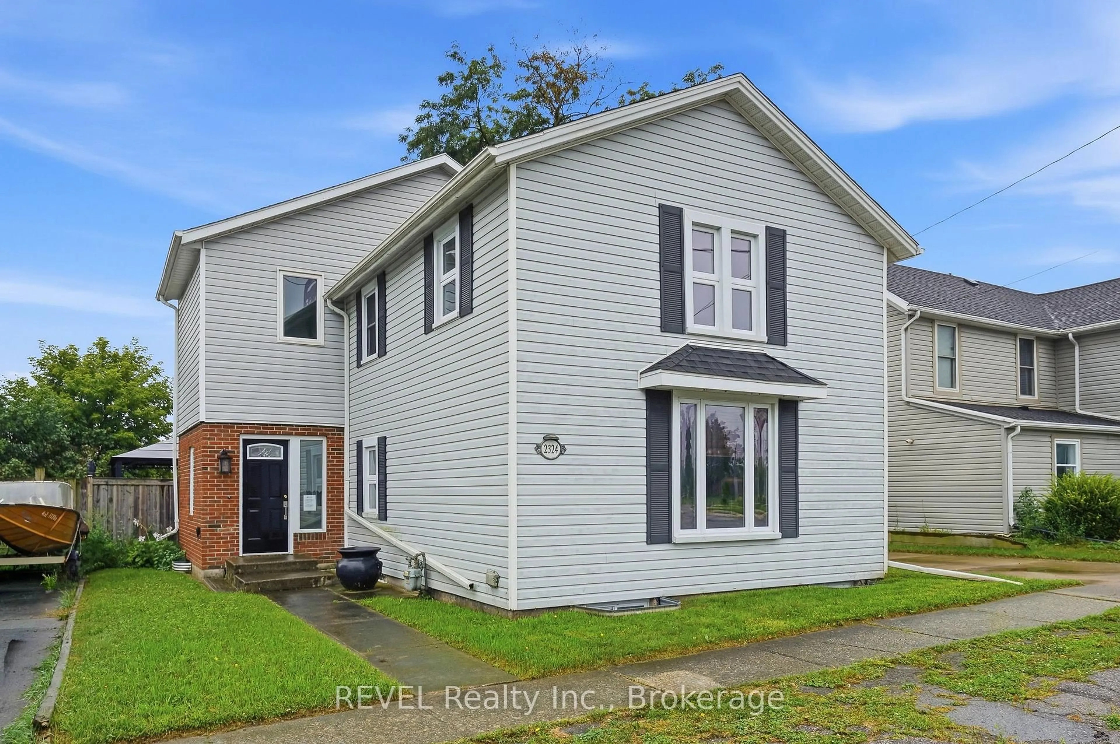 Home with vinyl exterior material, street for 2324 Centre St, Thorold Ontario L0S 1A0