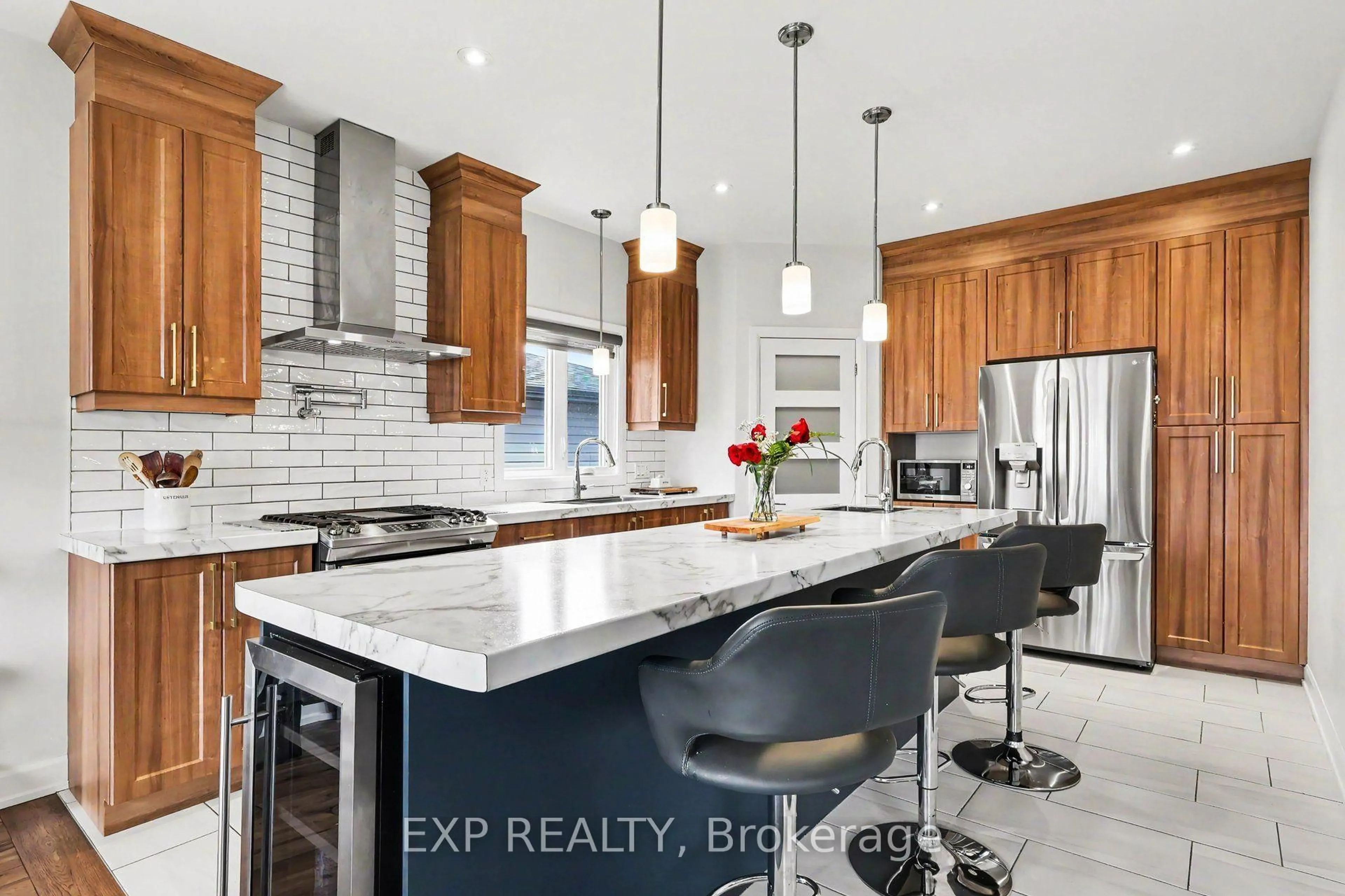 Contemporary kitchen, ceramic/tile floor for 520 Lucent St, Russell Ontario K4R 0G3