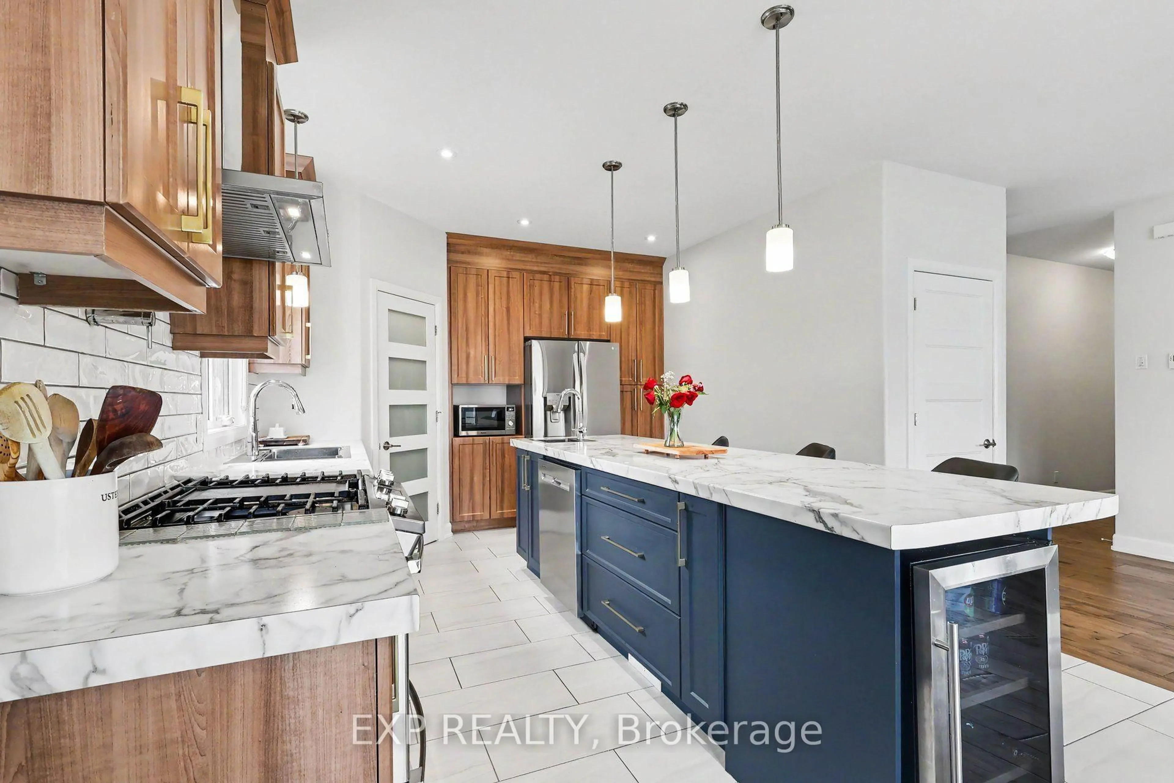 Contemporary kitchen, ceramic/tile floor for 520 Lucent St, Russell Ontario K4R 0G3